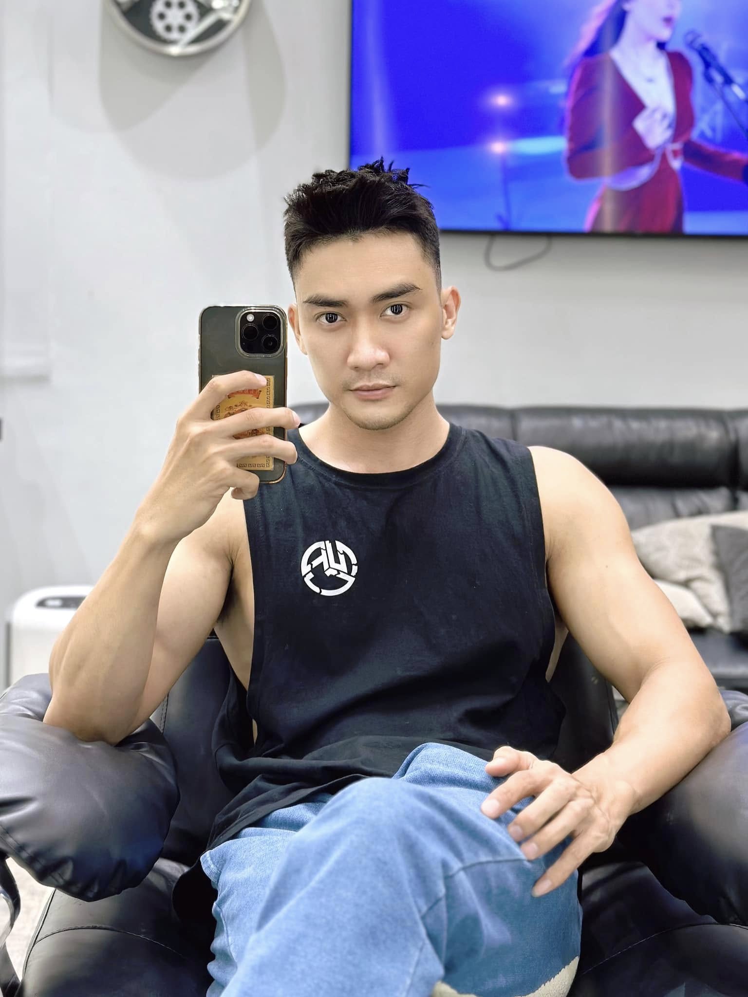 Showbiz Việt c&oacute; "trai đểu" kh&ocirc;ng ai gh&eacute;t nổi, body 6 m&uacute;i đẹp như tranh vẽ nhưng đời tư k&iacute;n bưng đến lạ- Ảnh 10.