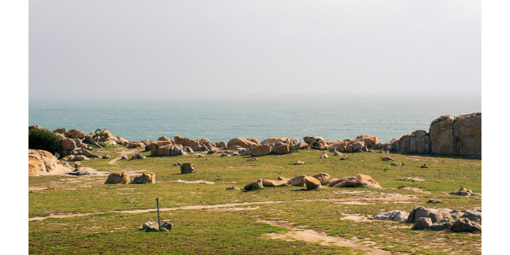 Việt Nam c&oacute; 1 v&ugrave;ng đất nắng gi&oacute; khiến ng&ocirc;i sao 30 tỷ views bỏ hết s&acirc;n khấu tiền tỷ, bay sang chỉ để &ocirc;m những đứa trẻ- Ảnh 20.
