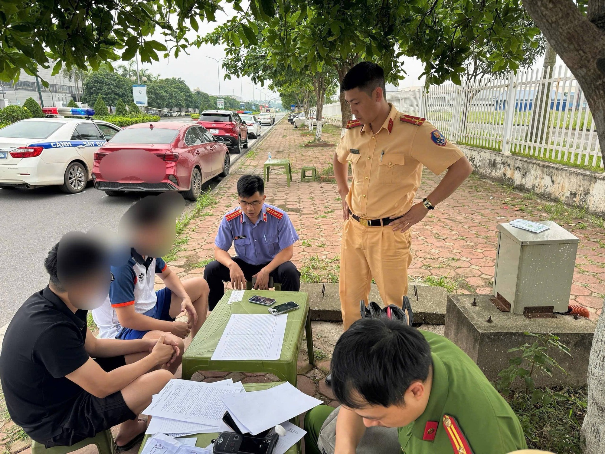 Vi phạm nồng độ cồn, điều khiển ô tô tông vào xe chuyên dụng của CSGT - Ảnh 2.