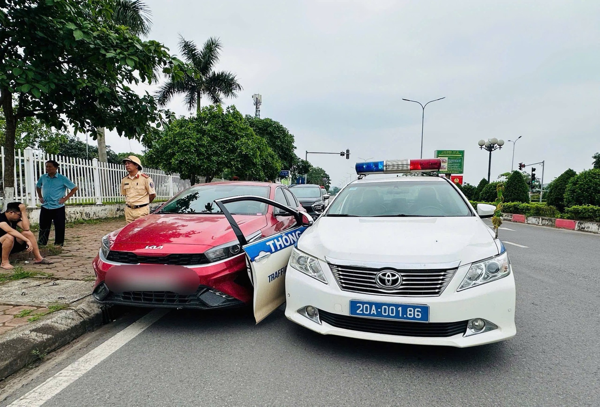 Vi phạm nồng độ cồn, điều khiển ô tô tông vào xe chuyên dụng của CSGT - Ảnh 1.