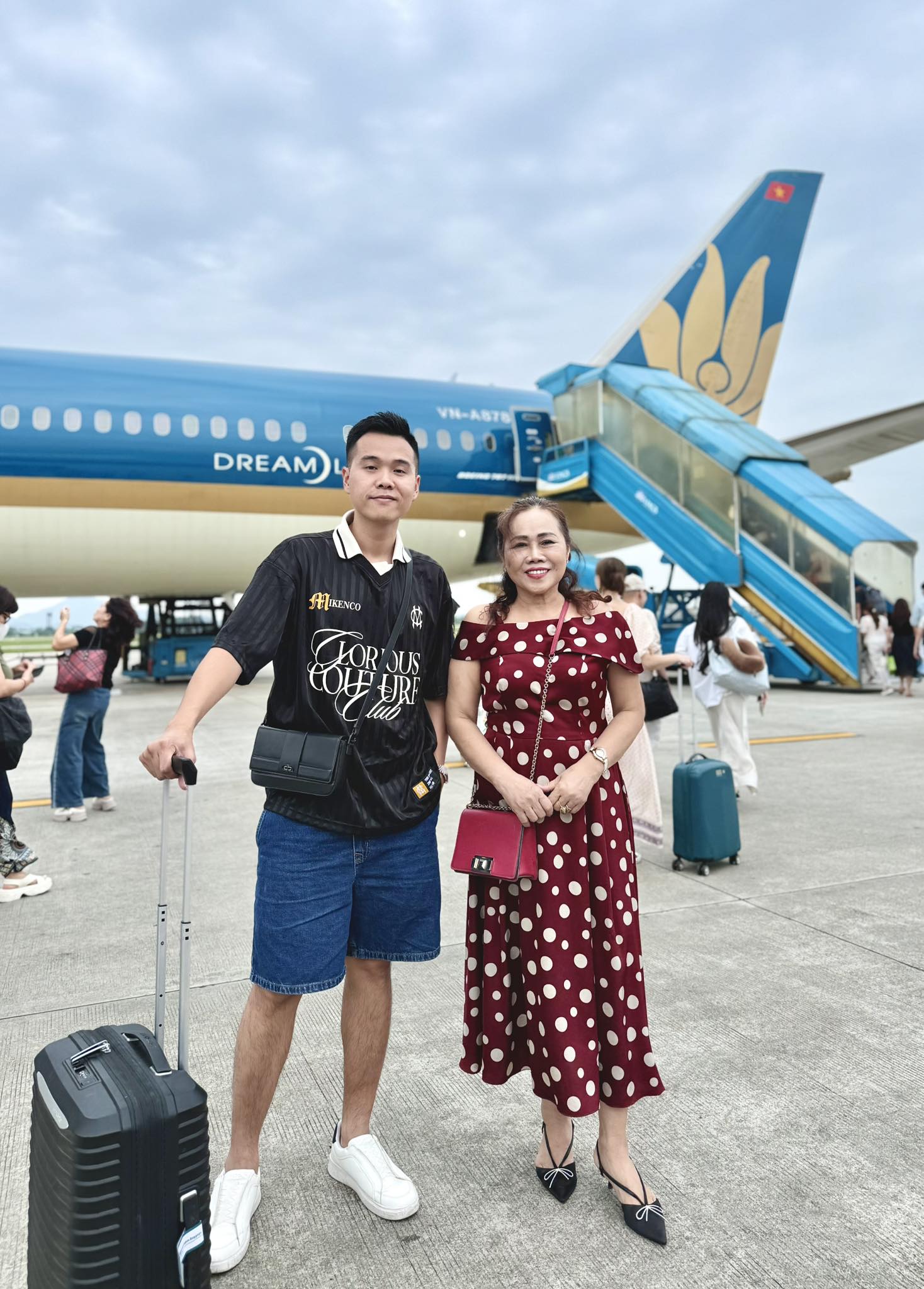 Khoảnh khắc b&aacute;c sĩ "mang thanh xu&acirc;n về cho mẹ" khiến cộng đồng mạng rần rần: "Bảo sao U70 b&aacute;c cứ trẻ m&atilde;i" - Ảnh 1.