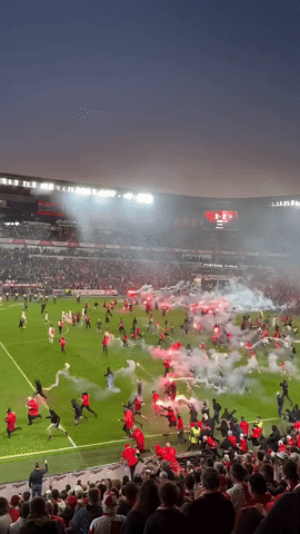 Kinh ho&agrave;ng cảnh hỗn loạn trận derby: H&agrave;ng trăm CĐV lao xuống s&acirc;n n&eacute;m ph&aacute;o s&aacute;ng m&ugrave; mịt, một thủ m&ocirc;n bị tấn c&ocirc;ng - Ảnh 1.