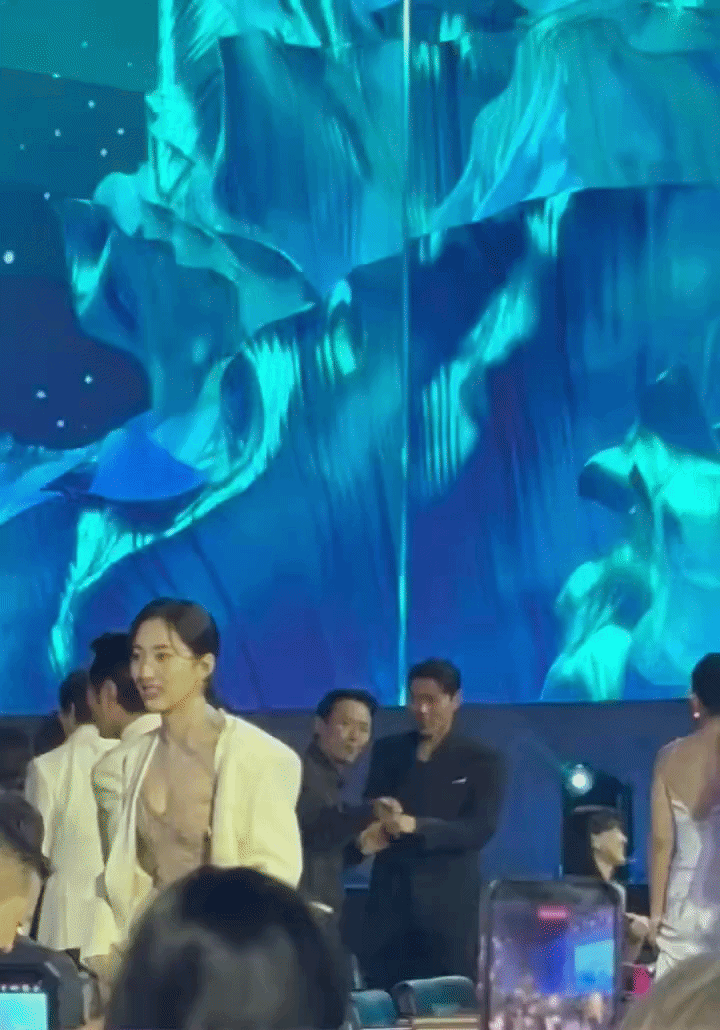 Son Ye Jin - Hyun Bin &ldquo;vụng trộm&rdquo; kh&ocirc;ng thể giấu!- Ảnh 3.