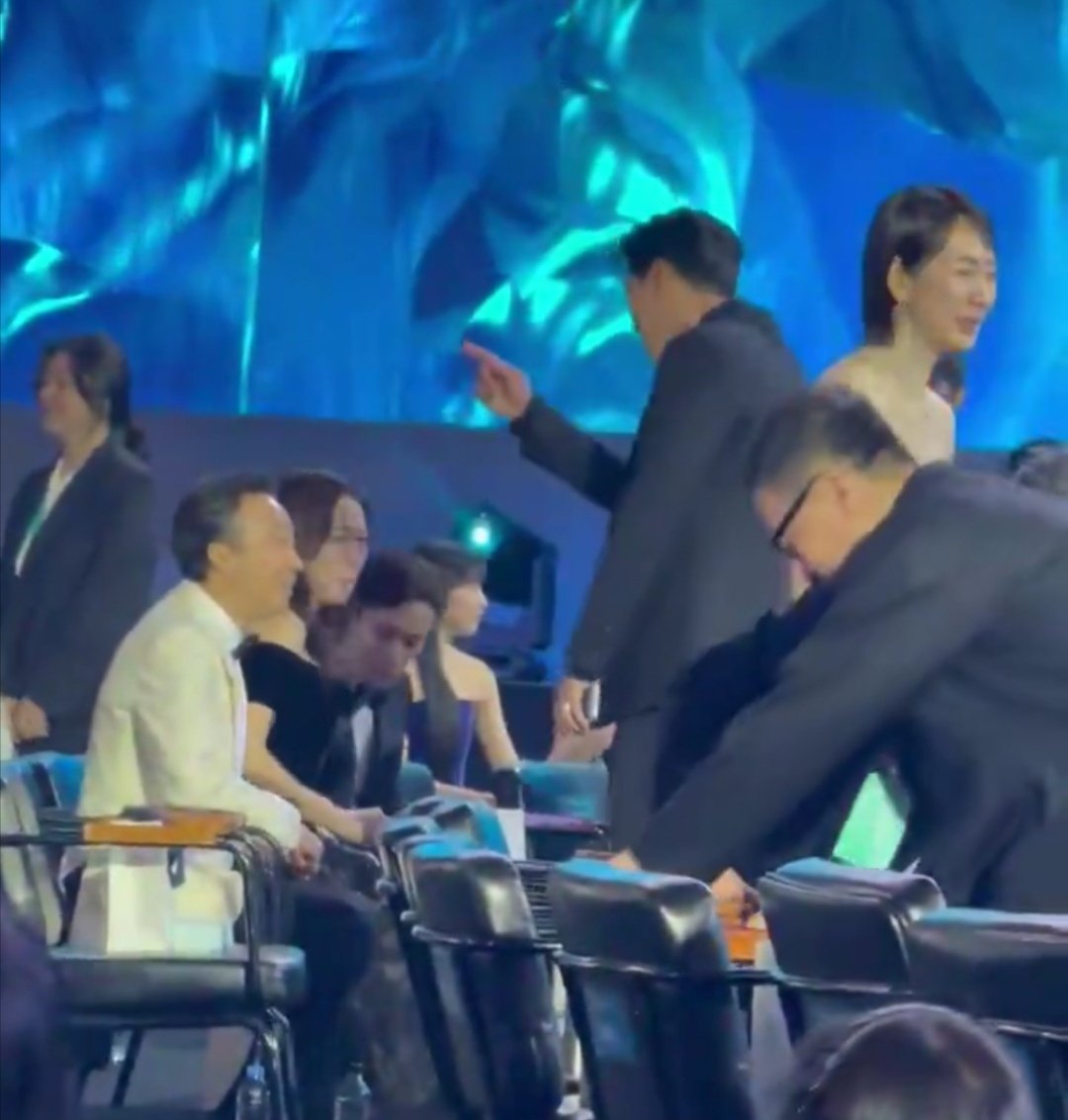 Son Ye Jin - Hyun Bin &ldquo;vụng trộm&rdquo; kh&ocirc;ng thể giấu!- Ảnh 1.