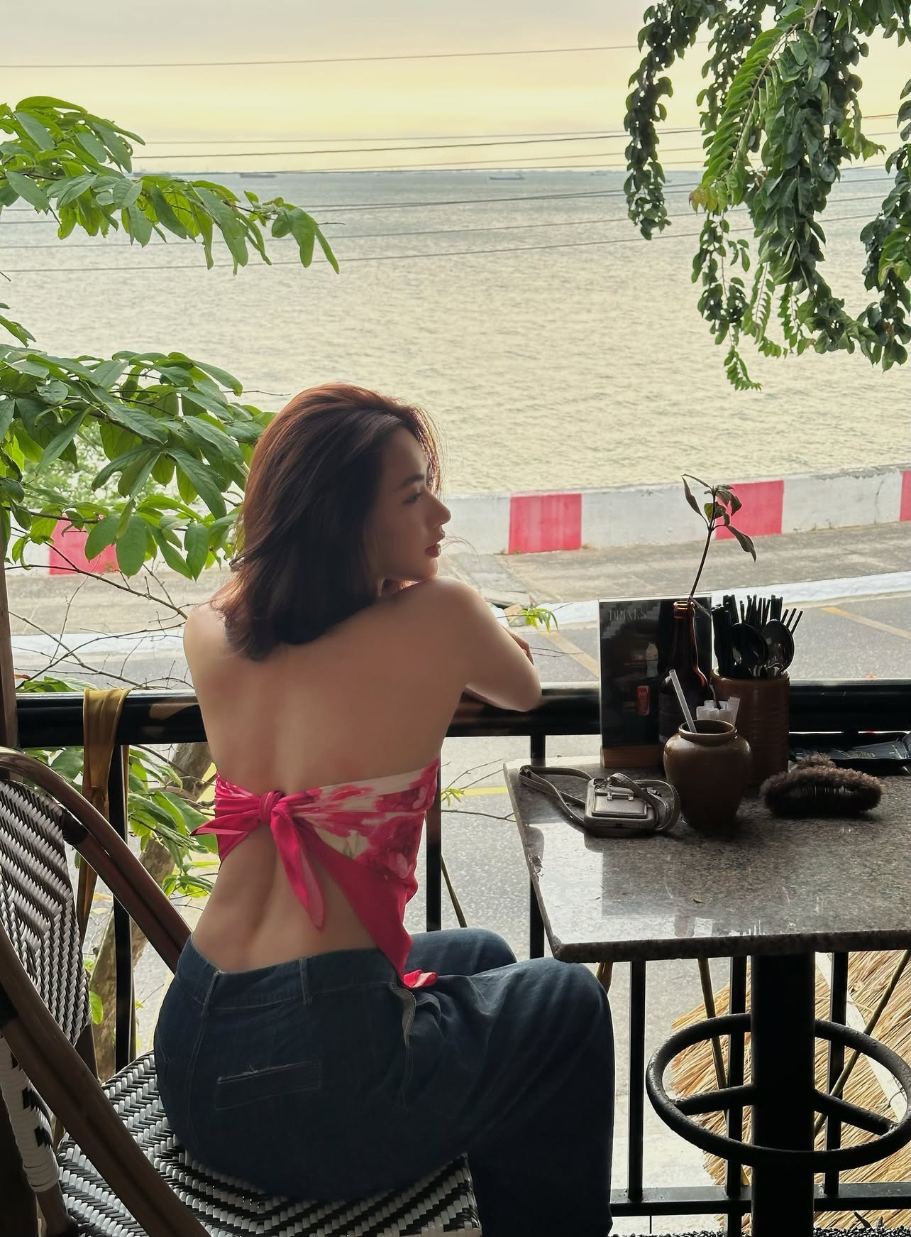 Baifern Việt Nam khoe b&oacute;ng lưng cực nuột, body sexy tr&aacute;i dấu với nhan sắc "thần ti&ecirc;n tỷ tỷ"- Ảnh 2.