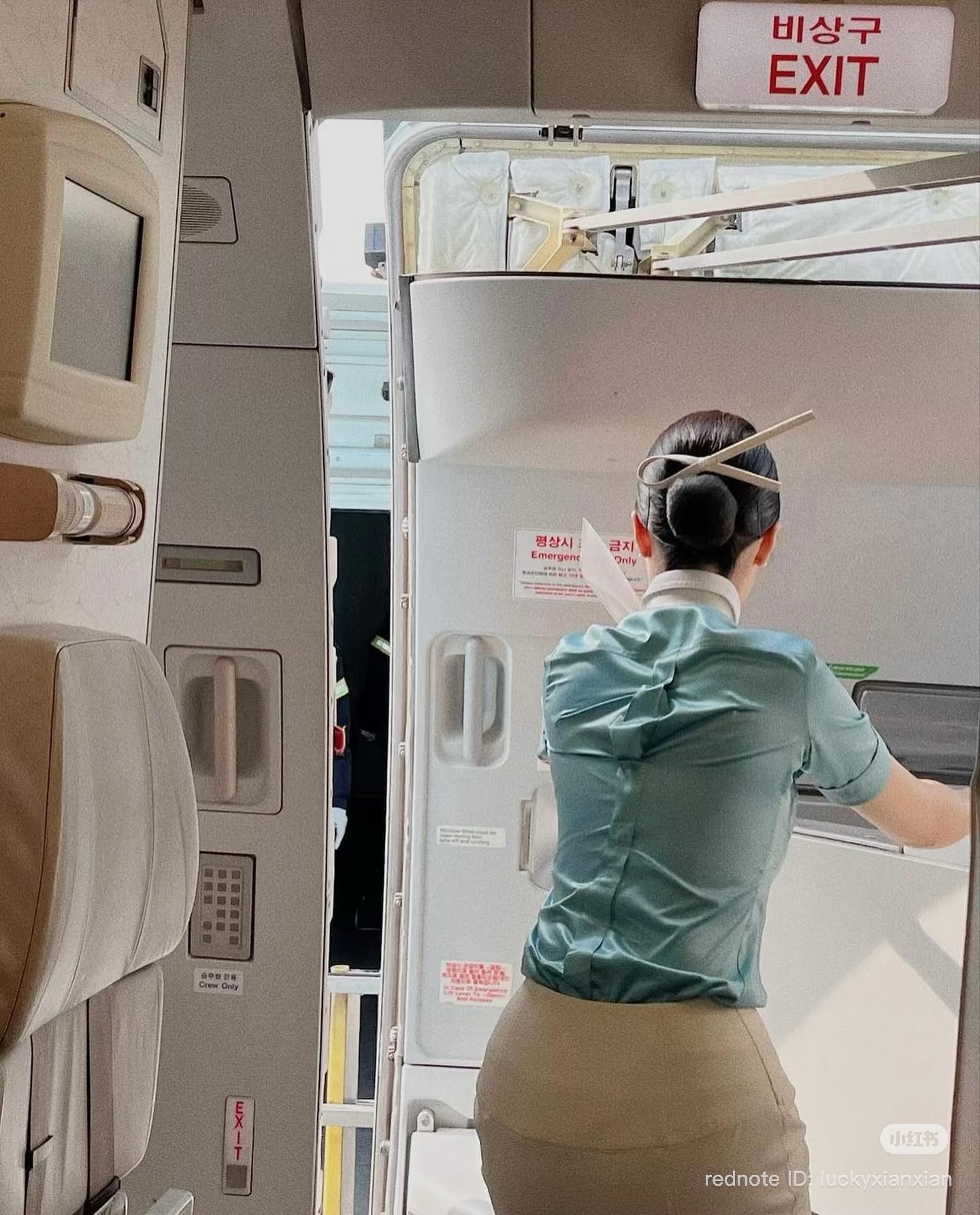 Đồng phục tiếp vi&ecirc;n Korean Air chưa bao giờ đổi mới, sau 21 năm vẫn l&agrave; thứ kinh điển- Ảnh 7.