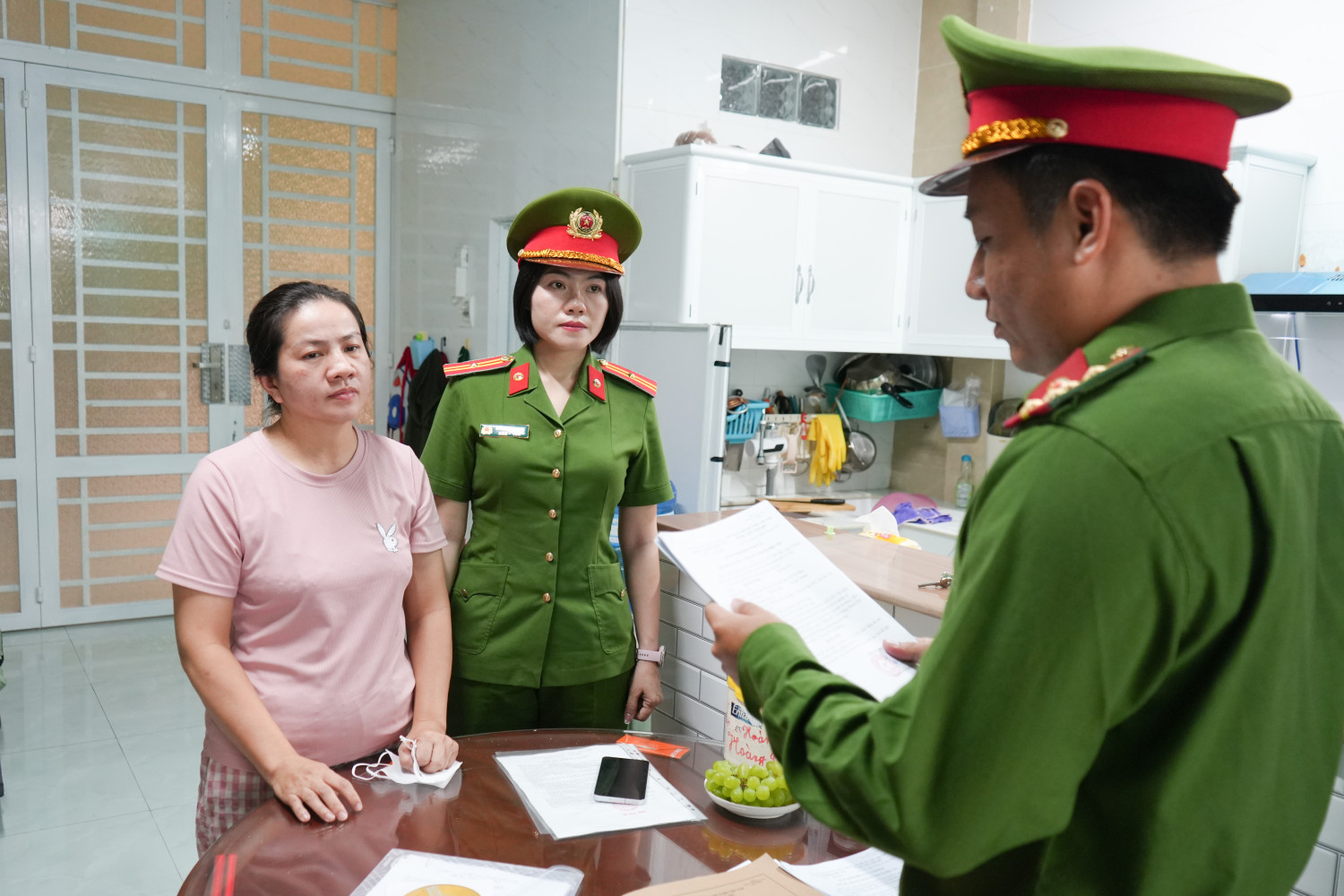 Lệnh bắt tạm giam, kh&aacute;m x&eacute;t chỗ ở "nh&acirc;n vi&ecirc;n cty t&agrave;i ch&iacute;nh" Nguyễn Thị Mận- Ảnh 1.