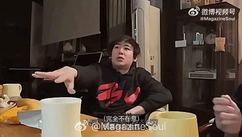 Gương mặt xuống cấp ph&ugrave; nề kh&ocirc;ng tin nổi của ho&agrave;ng tử lai đẹp nhất showbiz, xem xong c&ograve;n tưởng bị ảo gi&aacute;c- Ảnh 3.