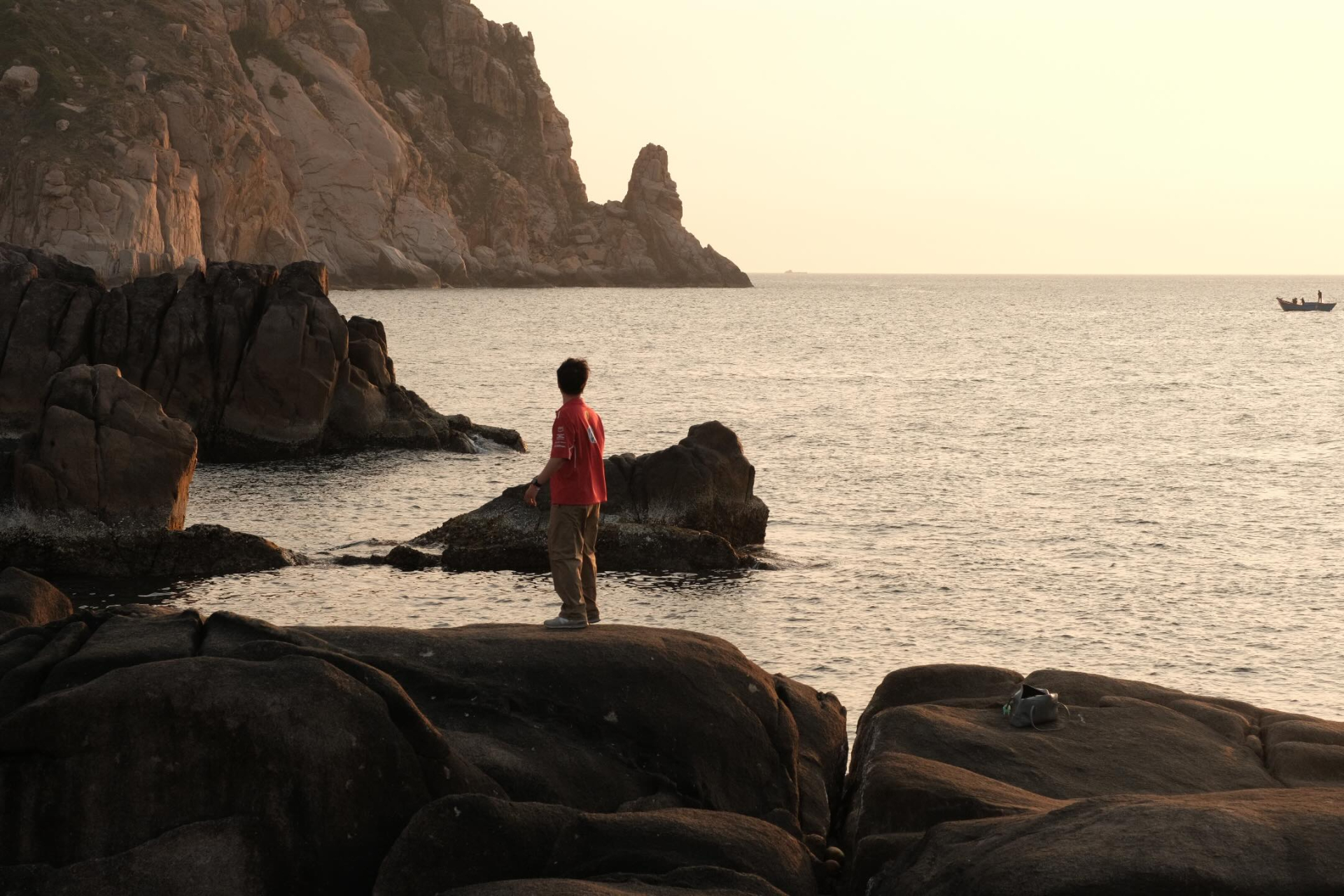 Việt Nam c&oacute; 1 v&ugrave;ng đất nắng gi&oacute; khiến ng&ocirc;i sao 30 tỷ views bỏ hết s&acirc;n khấu tiền tỷ, bay sang chỉ để &ocirc;m những đứa trẻ- Ảnh 4.