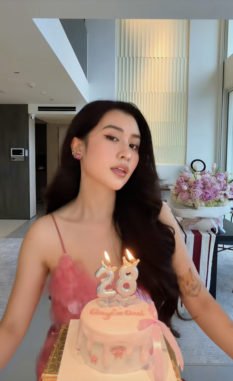 Quy&ecirc;n Qui lần đầu khoe con trai với ph&oacute; chủ tịch- Ảnh 1.