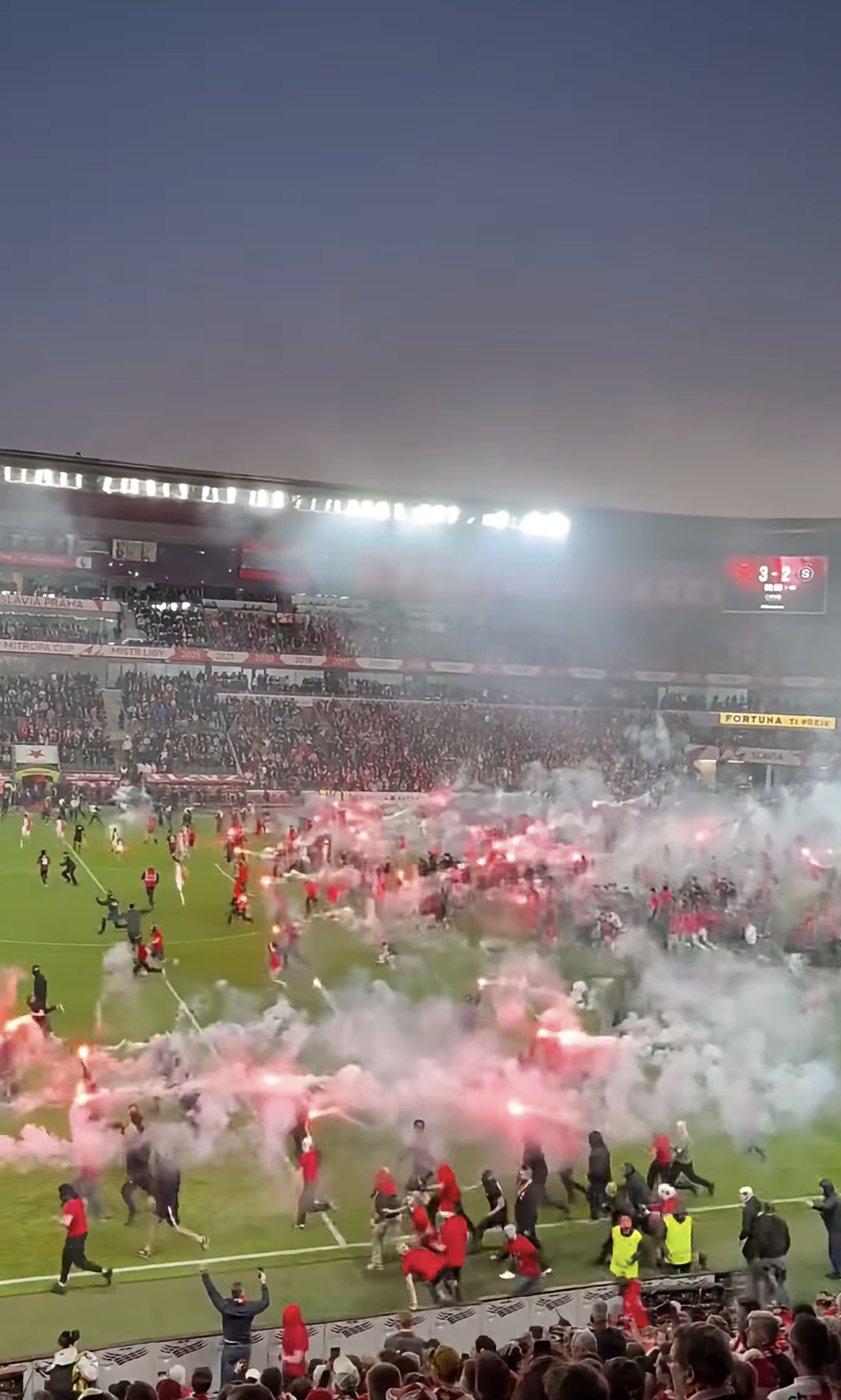 Kinh ho&agrave;ng cảnh hỗn loạn trận derby: H&agrave;ng trăm CĐV lao xuống s&acirc;n n&eacute;m ph&aacute;o s&aacute;ng m&ugrave; mịt, một thủ m&ocirc;n bị tấn c&ocirc;ng - Ảnh 2.