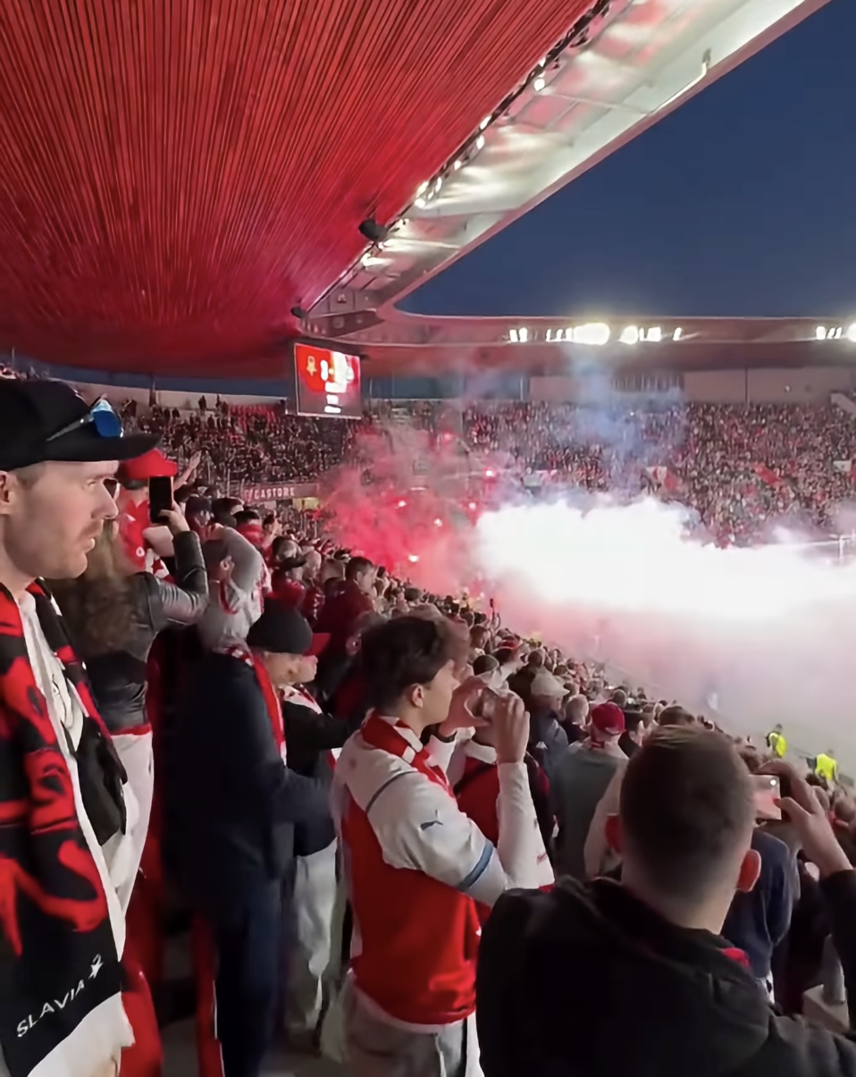 Kinh ho&agrave;ng cảnh hỗn loạn trận derby: H&agrave;ng trăm CĐV lao xuống s&acirc;n n&eacute;m ph&aacute;o s&aacute;ng m&ugrave; mịt, một thủ m&ocirc;n bị tấn c&ocirc;ng - Ảnh 3.