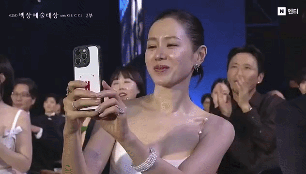 Son Ye Jin - Hyun Bin &ldquo;vụng trộm&rdquo; kh&ocirc;ng thể giấu!- Ảnh 4.