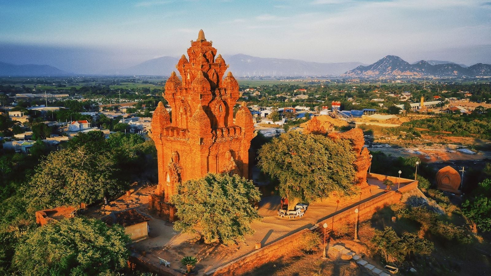Việt Nam c&oacute; 1 v&ugrave;ng đất nắng gi&oacute; khiến ng&ocirc;i sao 30 tỷ views bỏ hết s&acirc;n khấu tiền tỷ, bay sang chỉ để &ocirc;m những đứa trẻ- Ảnh 13.