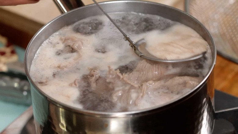 Khi luộc thịt, c&oacute; n&ecirc;n vớt lớp bọt nổi l&ecirc;n kh&ocirc;ng? Cuối c&ugrave;ng t&ocirc;i đ&atilde; biết c&acirc;u trả lời, trước giờ to&agrave;n l&agrave;m sai! - Ảnh 2.