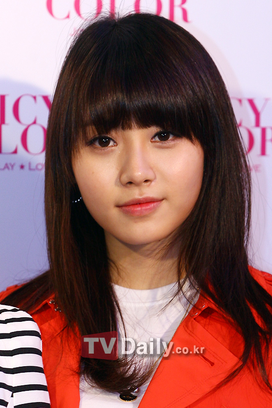 Thấy Suzy - Jiyeon (T-ara) ở c&ugrave;ng 1 chỗ, &ldquo;th&aacute;nh body&rdquo; showbiz vội lao v&agrave;o buồng k&iacute;n kh&oacute;c tu tu 1 m&igrave;nh- Ảnh 3.