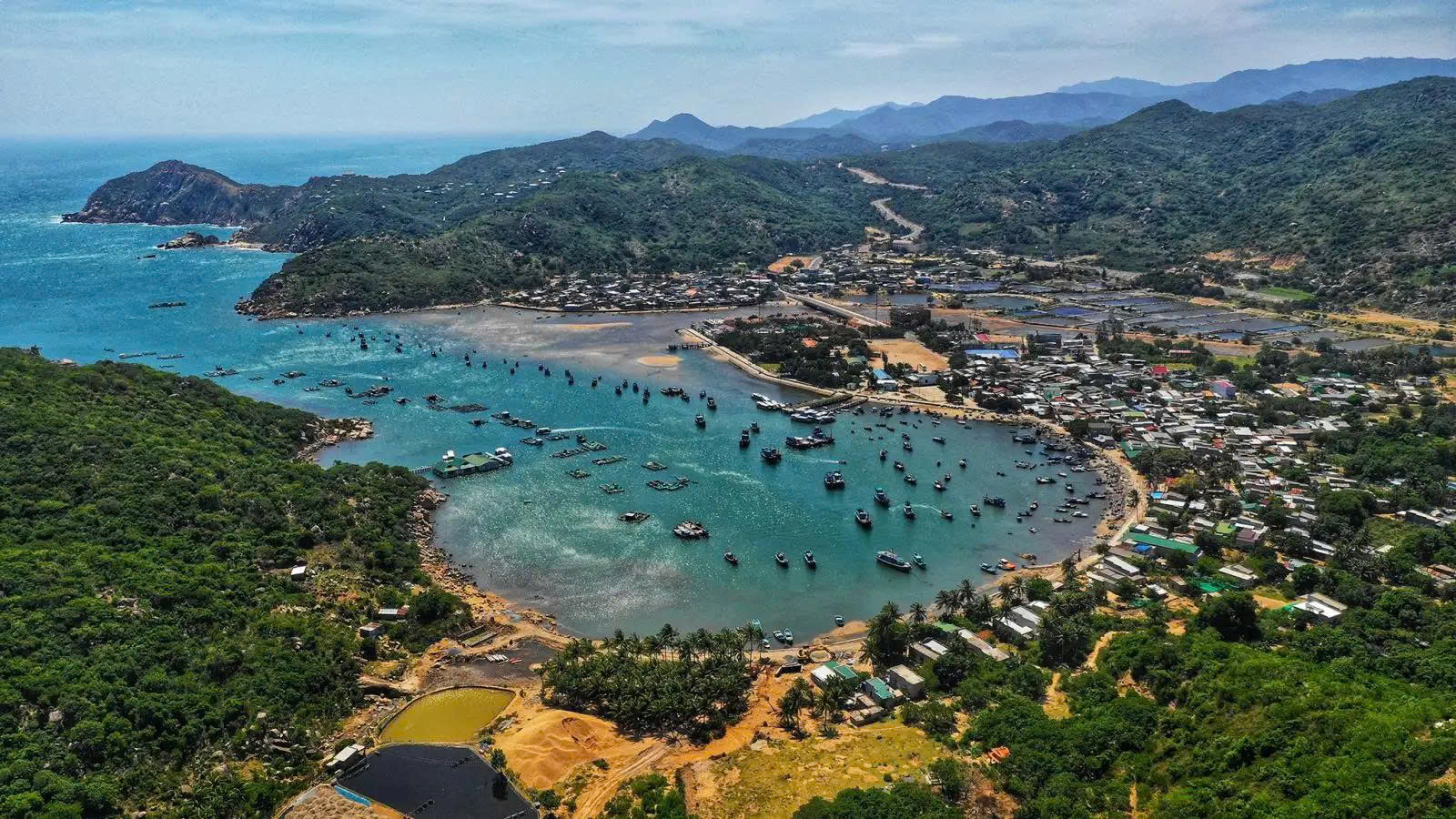 Việt Nam c&oacute; 1 v&ugrave;ng đất nắng gi&oacute; khiến ng&ocirc;i sao 30 tỷ views bỏ hết s&acirc;n khấu tiền tỷ, bay sang chỉ để &ocirc;m những đứa trẻ- Ảnh 1.