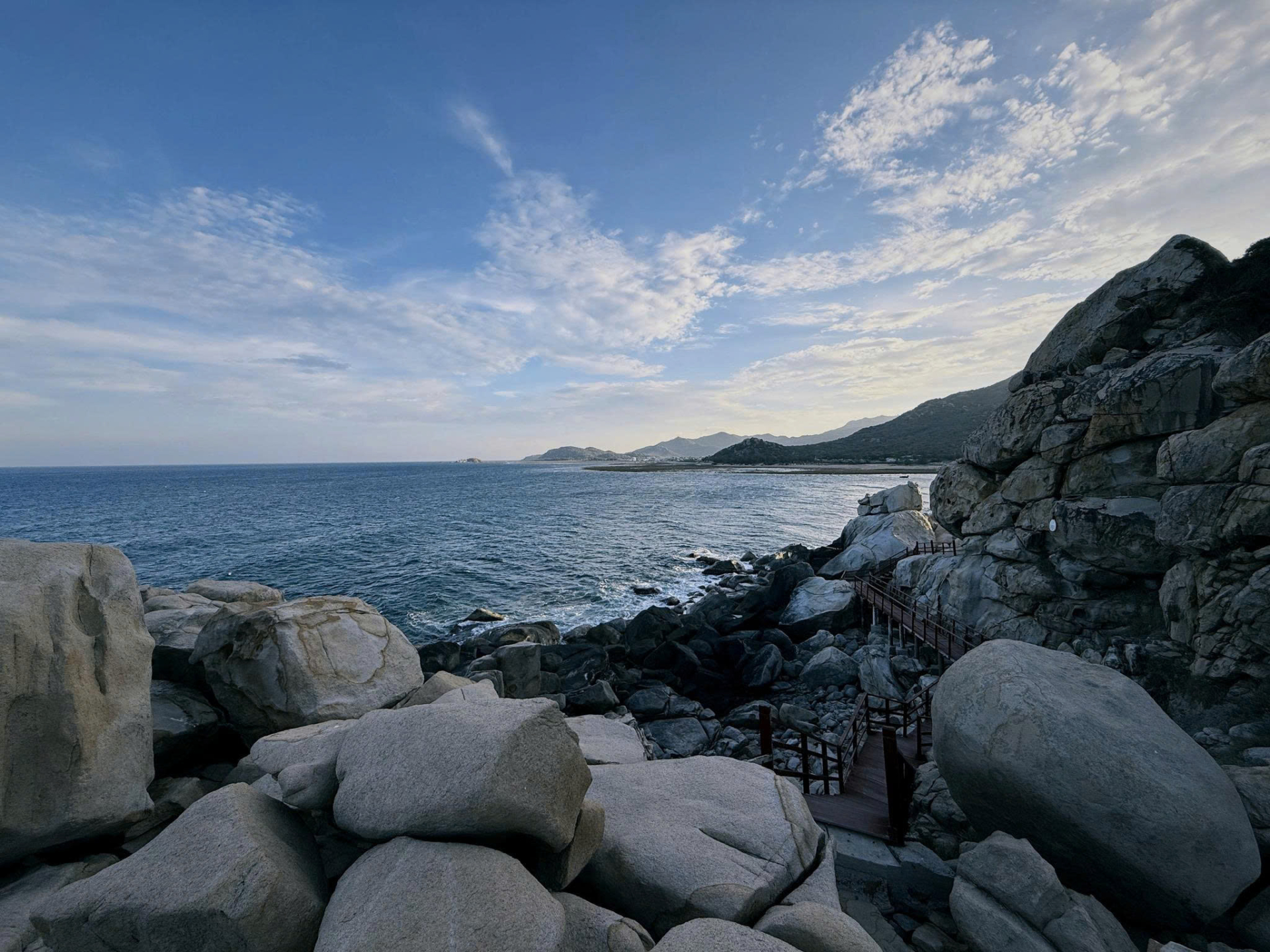 Việt Nam c&oacute; 1 v&ugrave;ng đất nắng gi&oacute; khiến ng&ocirc;i sao 30 tỷ views bỏ hết s&acirc;n khấu tiền tỷ, bay sang chỉ để &ocirc;m những đứa trẻ- Ảnh 7.
