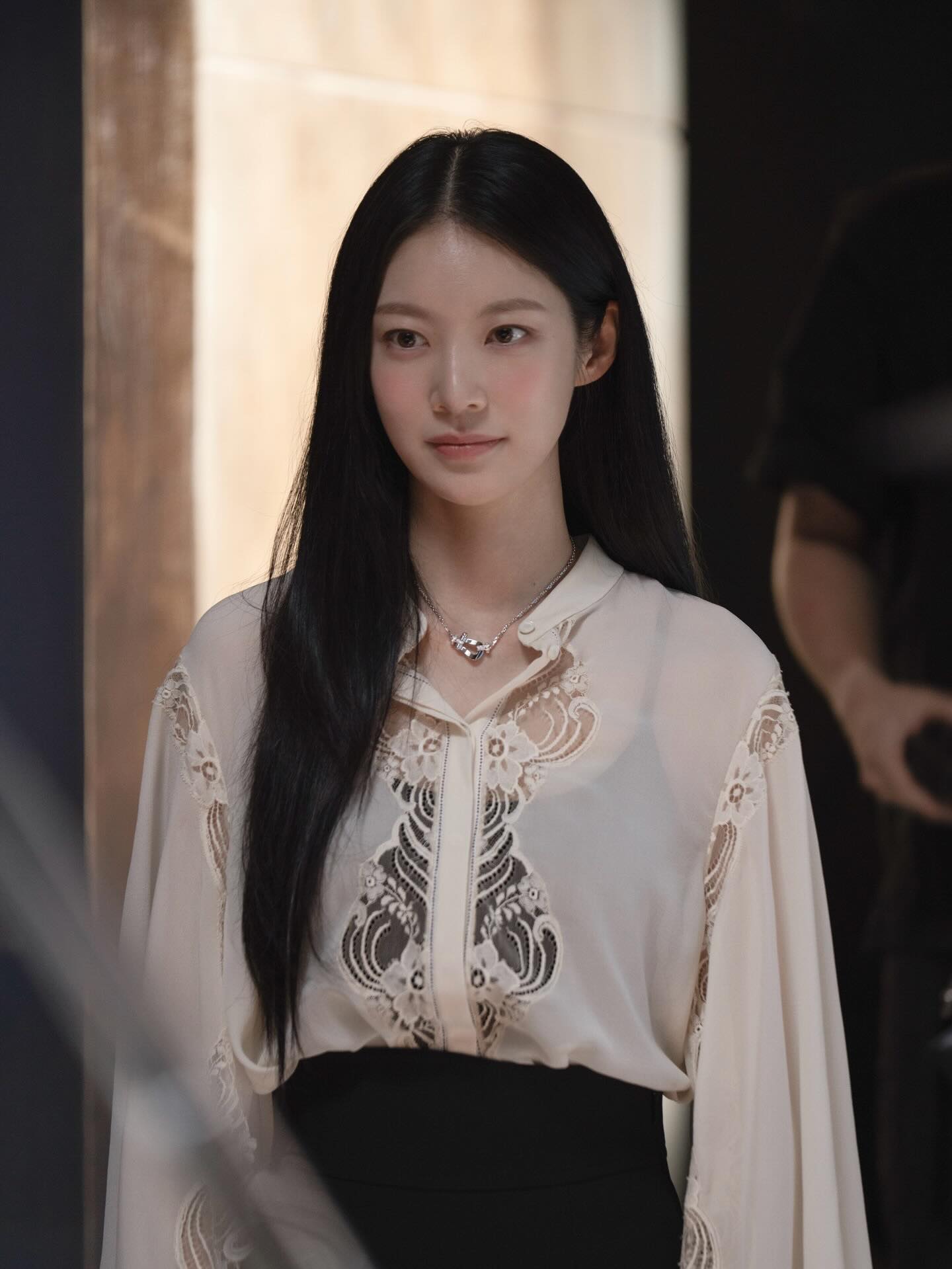 IU ng&agrave;y c&agrave;ng lộ style k&eacute;m nhất Perfect Crown, l&ecirc;n đồ kh&ocirc;ng ra được chất tiểu thư t&agrave;i phiệt- Ảnh 2.