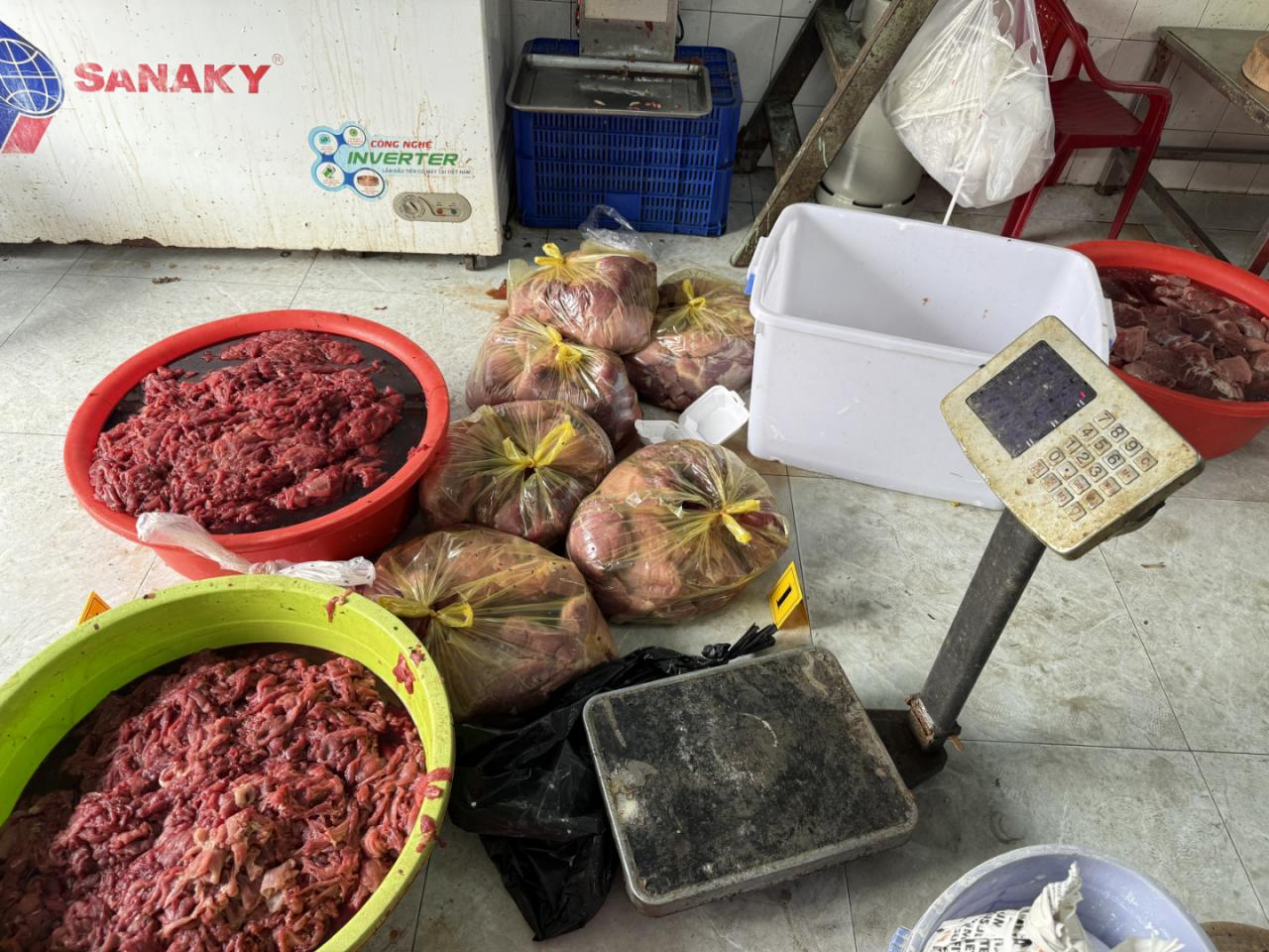 R&ugrave;ng m&igrave;nh thủ đoạn của Nguyễn Văn Th&aacute;i c&ugrave;ng đồng bọn khi tuồn 65 tấn thịt b&ograve; giả, chứa h&oacute;a chất ra thị trường- Ảnh 2.