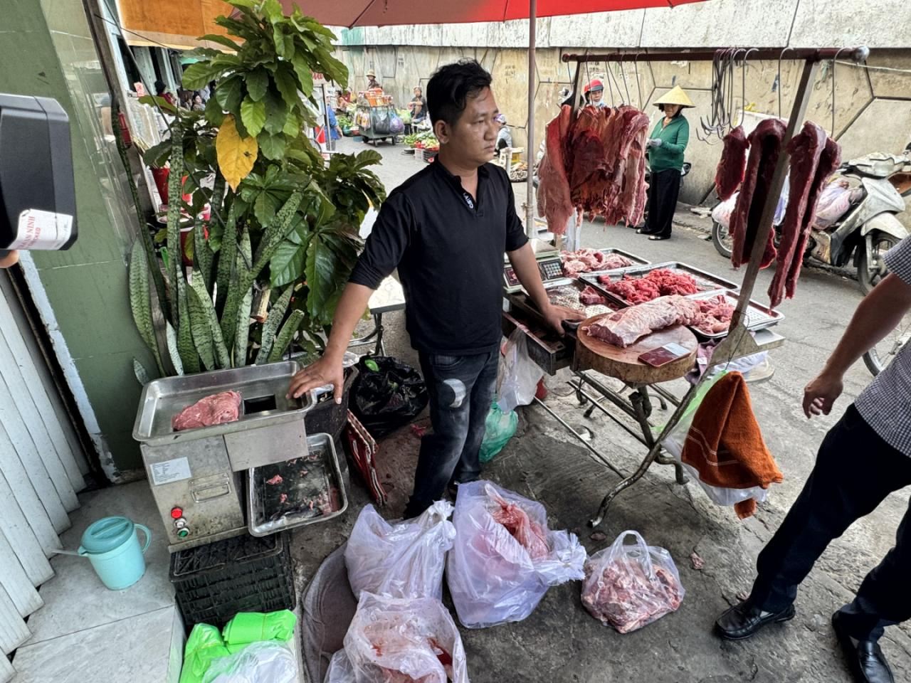 R&ugrave;ng m&igrave;nh thủ đoạn của Nguyễn Văn Th&aacute;i c&ugrave;ng đồng bọn khi tuồn 65 tấn thịt b&ograve; giả, chứa h&oacute;a chất ra thị trường- Ảnh 5.