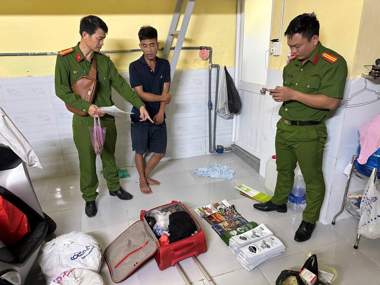Kh&aacute;m x&eacute;t khẩn cấp 3 địa điểm, bắt giữ kẻ cầm đầu l&agrave; Nguyễn Xu&acirc;n Th&agrave;nh: Thu giữ 600kg bột m&agrave;u n&acirc;u- Ảnh 1.