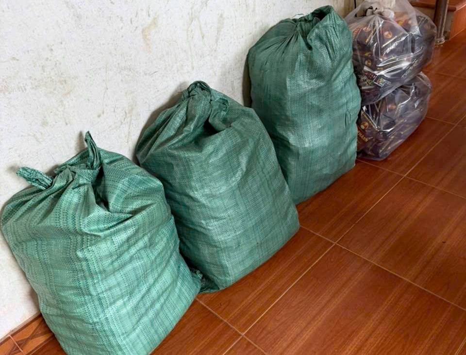 Kh&aacute;m x&eacute;t khẩn cấp 3 địa điểm, bắt giữ kẻ cầm đầu l&agrave; Nguyễn Xu&acirc;n Th&agrave;nh: Thu giữ 600kg bột m&agrave;u n&acirc;u- Ảnh 3.