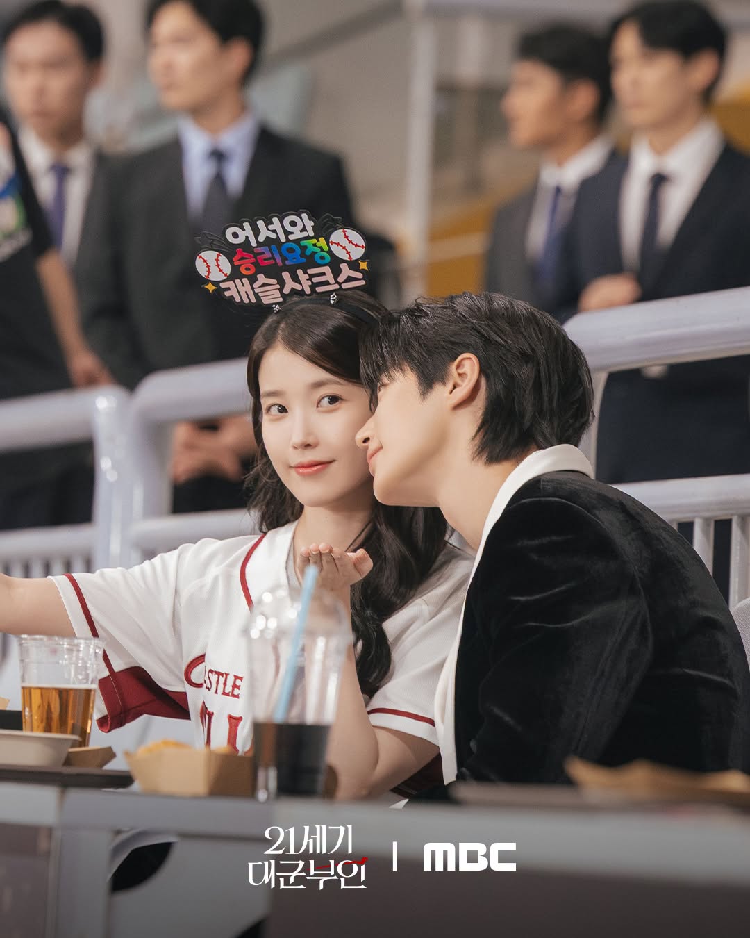 Đ&acirc;y phải chăng l&agrave; nguy&ecirc;n mẫu của IU ở Perfect Crown: Lọ lem thời hiện đại thần th&aacute;i ng&uacute;t ng&agrave;n được cả nước k&iacute;nh nể- Ảnh 1.