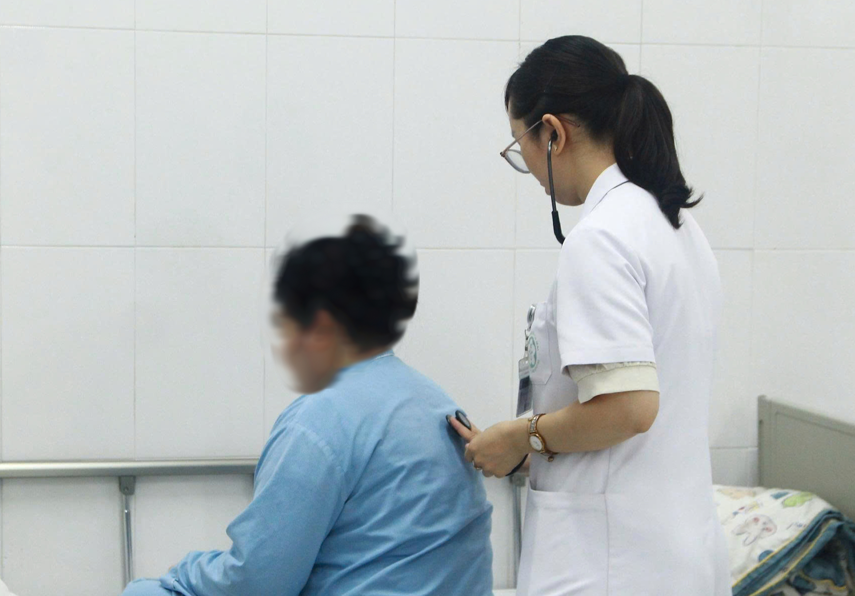 Người mẹ trẻ &ocirc;m con ra ban c&ocirc;ng sau nhiều tuần trầm cảm sau sinh - Ảnh 2.