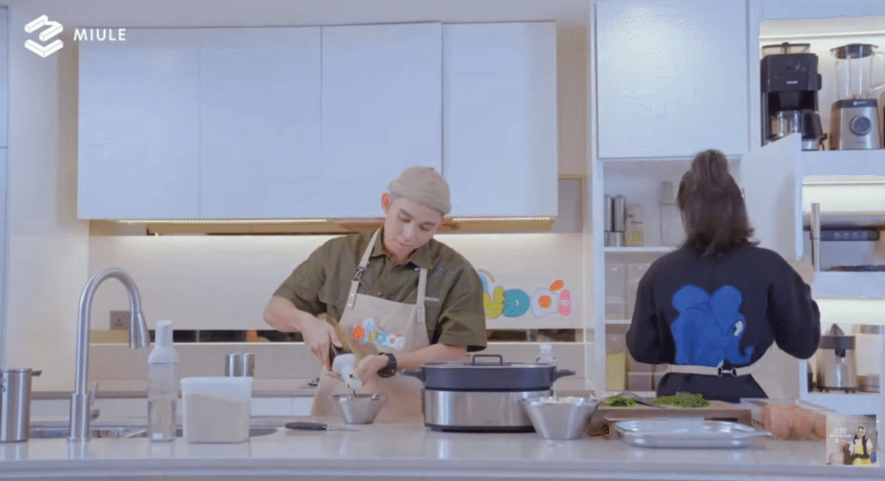 B&ecirc;n trong tổ ấm của Miu L&ecirc;: Căn bếp hiện đại, thiết kế tủ kịch trần c&ugrave;ng d&agrave;n đồ gia dụng kh&ocirc;ng thiếu m&oacute;n n&agrave;o- Ảnh 6.