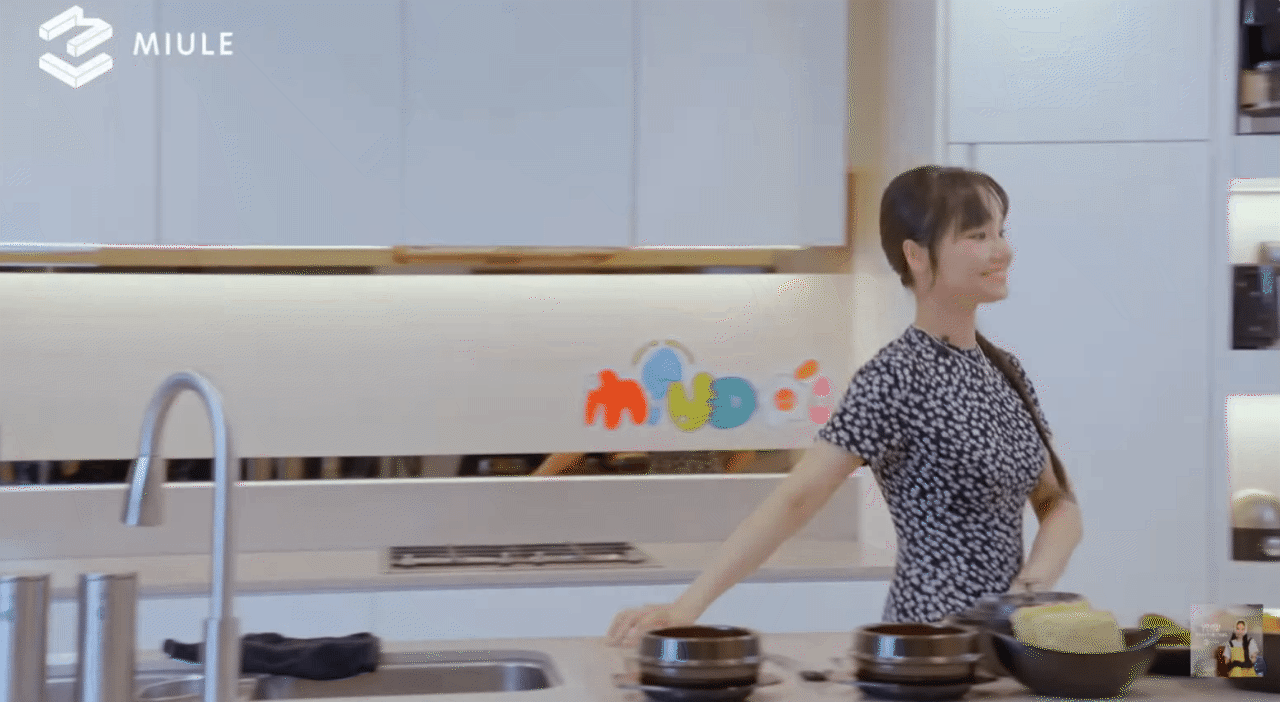B&ecirc;n trong tổ ấm của Miu L&ecirc;: Căn bếp hiện đại, thiết kế tủ kịch trần c&ugrave;ng d&agrave;n đồ gia dụng kh&ocirc;ng thiếu m&oacute;n n&agrave;o- Ảnh 3.
