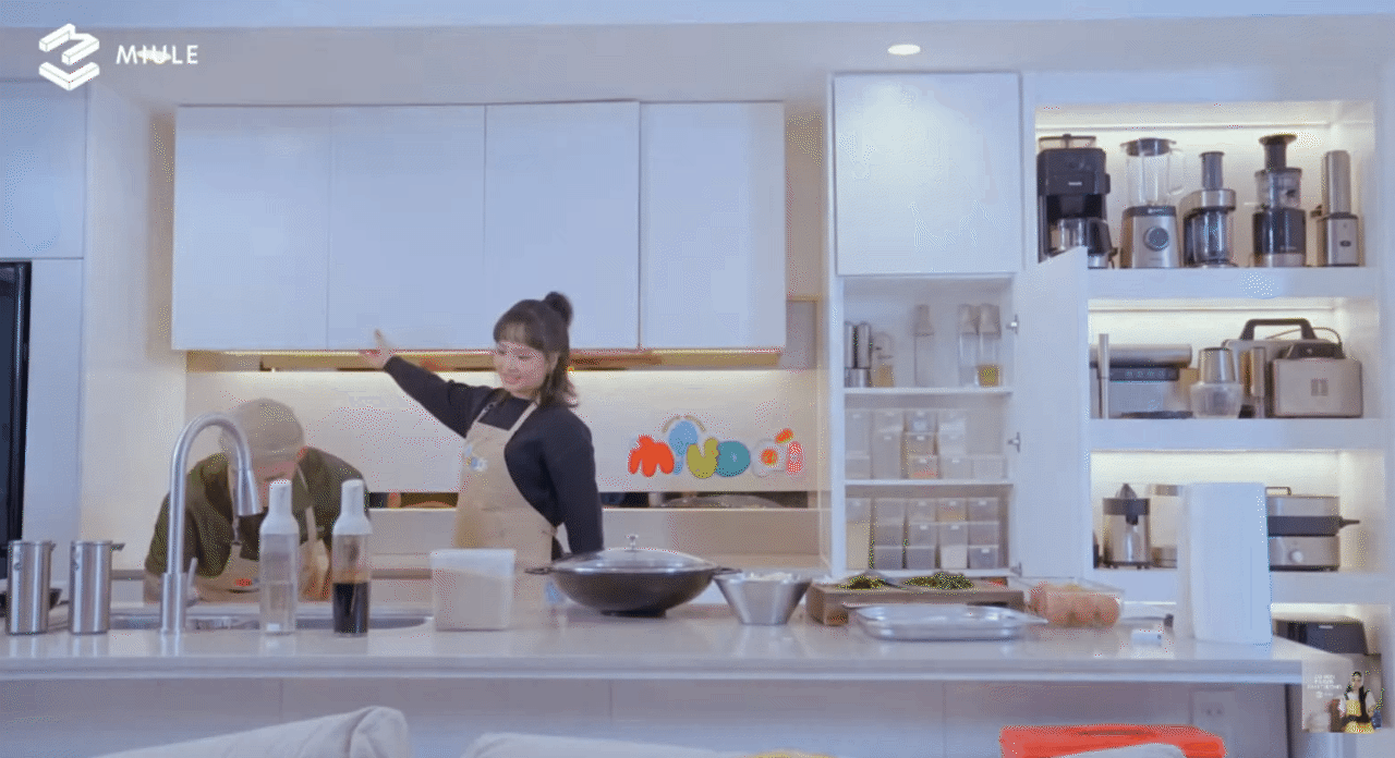 B&ecirc;n trong tổ ấm của Miu L&ecirc;: Căn bếp hiện đại, thiết kế tủ kịch trần c&ugrave;ng d&agrave;n đồ gia dụng kh&ocirc;ng thiếu m&oacute;n n&agrave;o- Ảnh 5.