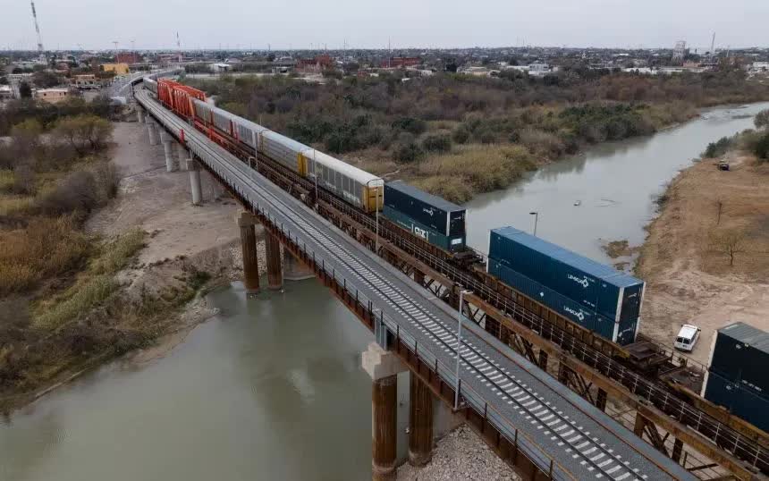 Một đo&agrave;n t&agrave;u đi qua cầu đường sắt tại bi&ecirc;n giới Mỹ - Mexico ở Laredo, Texas, th&aacute;ng 2/2025. (Ảnh: Bloomberg/Getty Images)