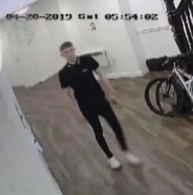 C&ocirc;ng bố đoạn CCTV g&acirc;y sốc: Khoảnh khắc lạnh người của cầu thủ b&aacute;n chuy&ecirc;n sau khi cưỡng hiếp, s&aacute;t hại thiếu nữ 18 tuổi - Ảnh 3.