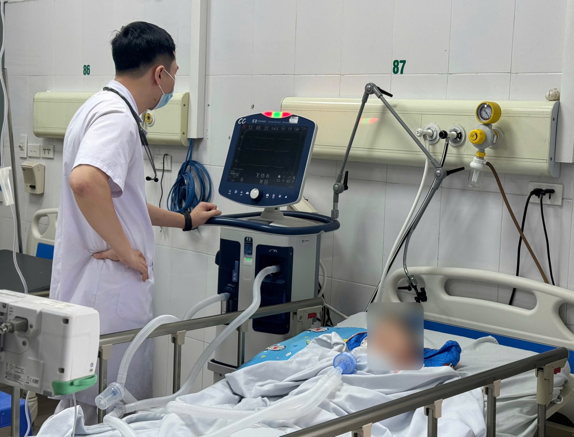 Từ vài nốt phỏng nước do thủy đậu, bé trai 6 tuổi nguy kịch- Ảnh 3. Từ vài nốt phỏng nước do thủy đậu, bé trai 6 tuổi nguy kịch- Ảnh 3.