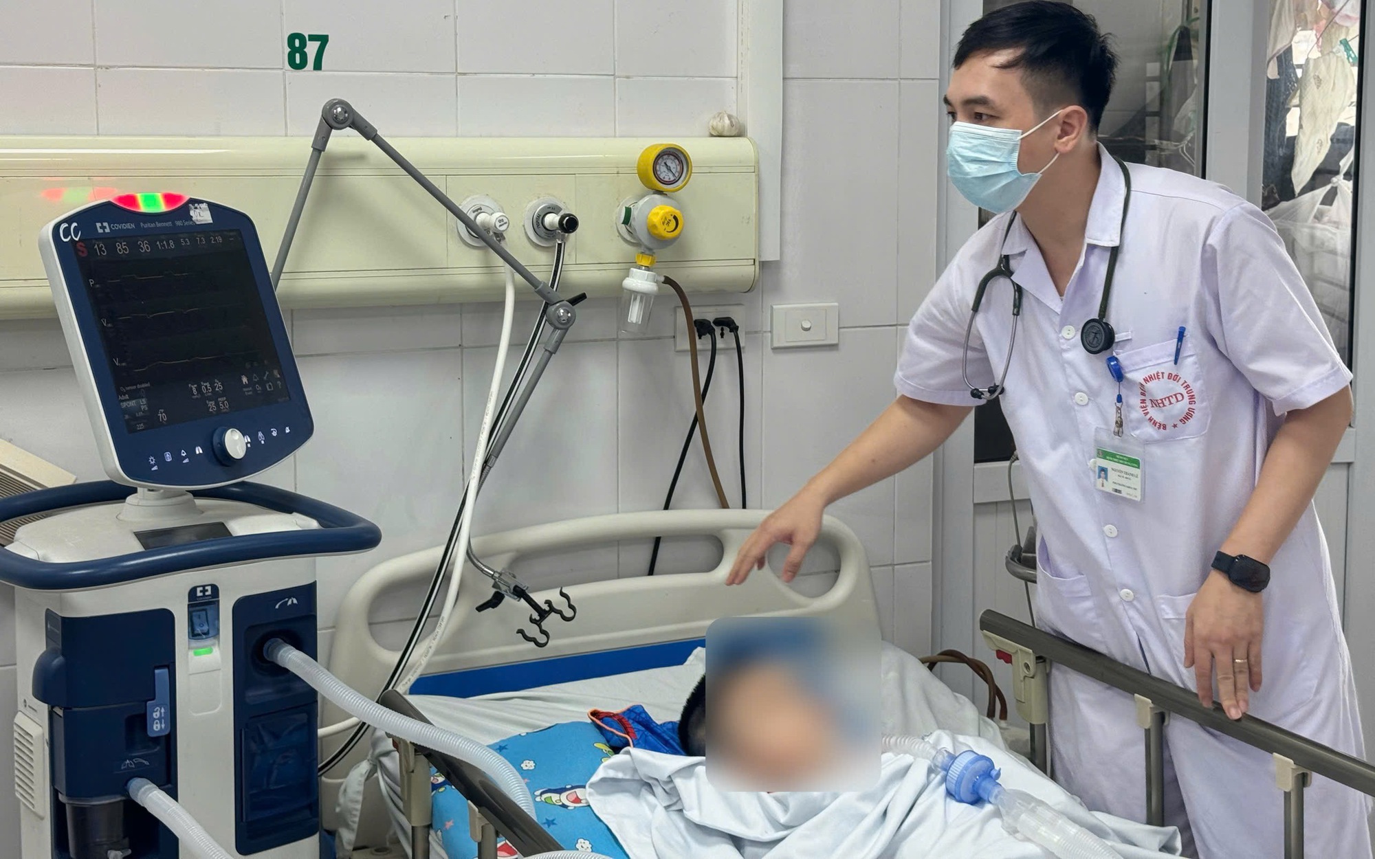 Chơi đ&ugrave;a c&ugrave;ng anh trai, b&eacute; 11 tuổi bị dao cắm v&agrave;o đầu - Ảnh 2.
