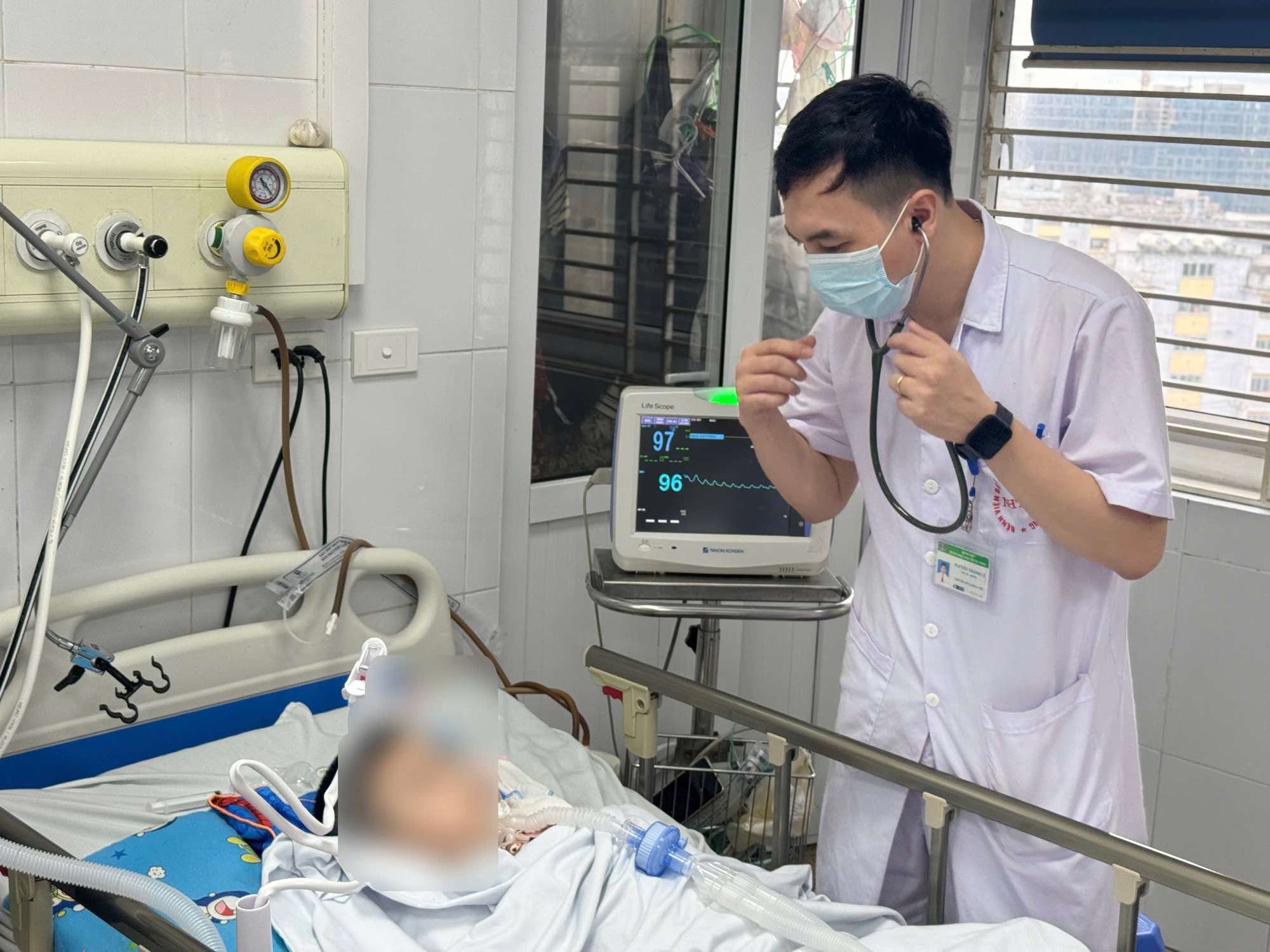 Từ vài nốt phỏng nước do thủy đậu, bé trai 6 tuổi nguy kịch- Ảnh 1. Từ vài nốt phỏng nước do thủy đậu, bé trai 6 tuổi nguy kịch- Ảnh 1.
