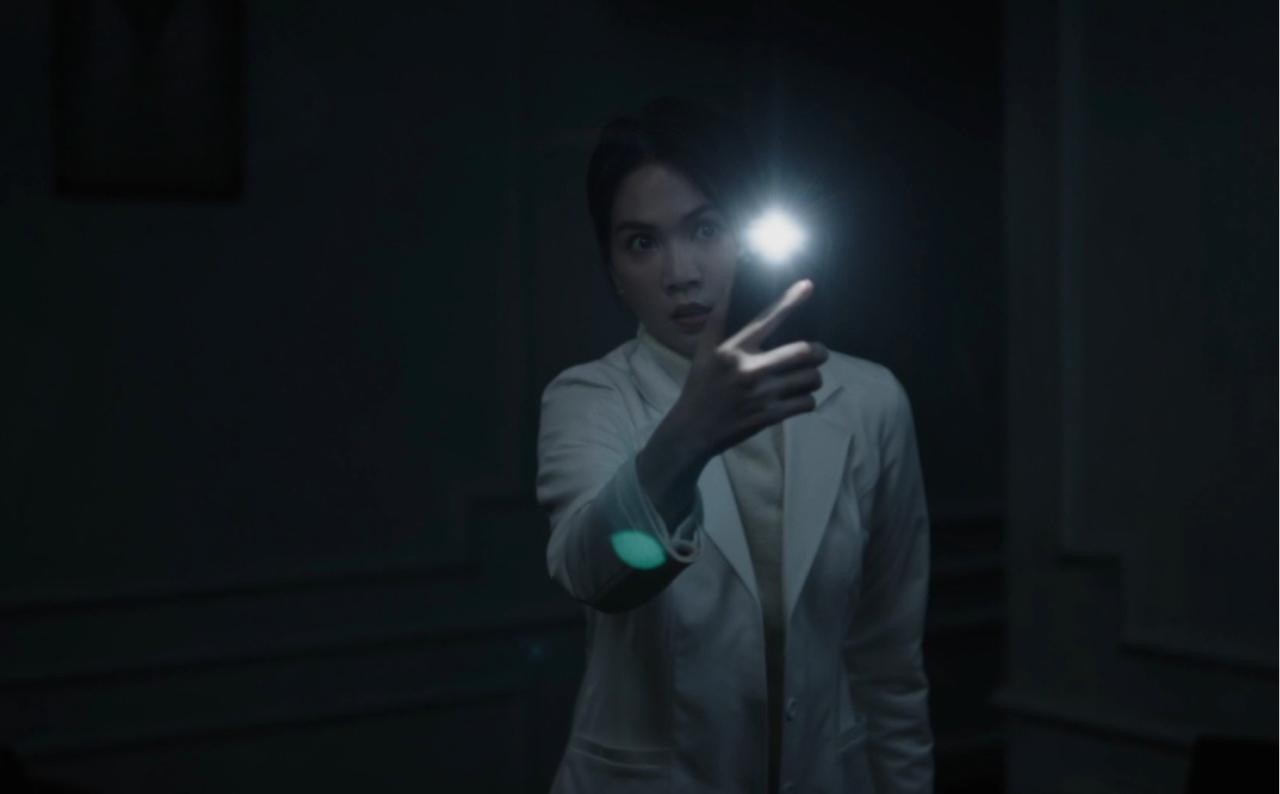 Kh&ocirc;ng khen nổi phim của Ngọc Trinh: Kịch bản n&oacute;i kh&ocirc;ng với logic, 10 gi&acirc;y h&ugrave; dọa 1 lần qu&aacute; v&ocirc; nghĩa- Ảnh 4.