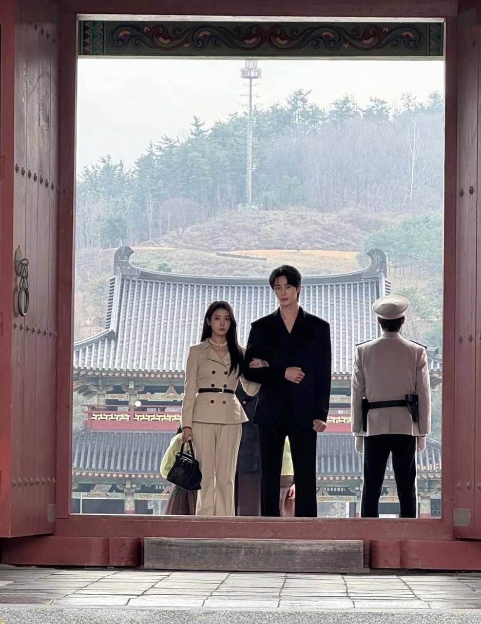 IU ng&agrave;y c&agrave;ng lộ style k&eacute;m nhất Perfect Crown, l&ecirc;n đồ kh&ocirc;ng ra được chất tiểu thư t&agrave;i phiệt- Ảnh 6.