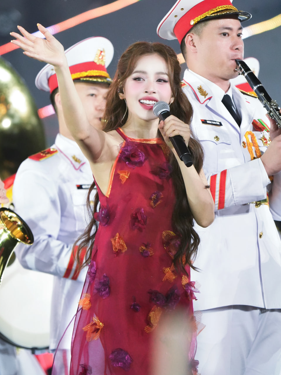 H&ograve;a Minzy v&agrave; mỹ nh&acirc;n đẹp nhất Việt Nam: Ai hơn ai? - Ảnh 6.