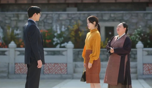 IU ng&agrave;y c&agrave;ng lộ style k&eacute;m nhất Perfect Crown, l&ecirc;n đồ kh&ocirc;ng ra được chất tiểu thư t&agrave;i phiệt- Ảnh 5.