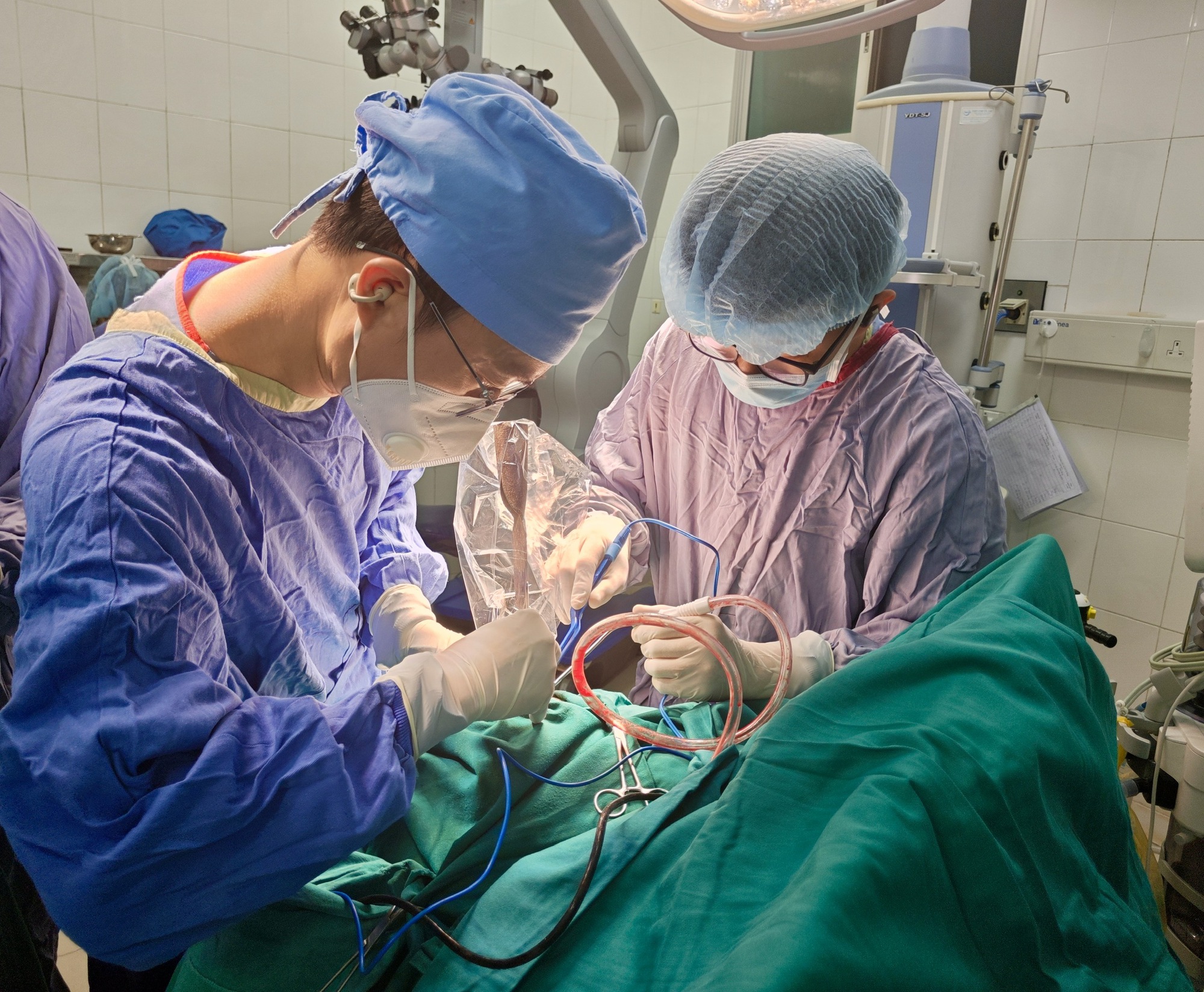 Chơi đùa cùng anh trai, bé 11 tuổi bị dao cắm vào đầu - Ảnh 3.