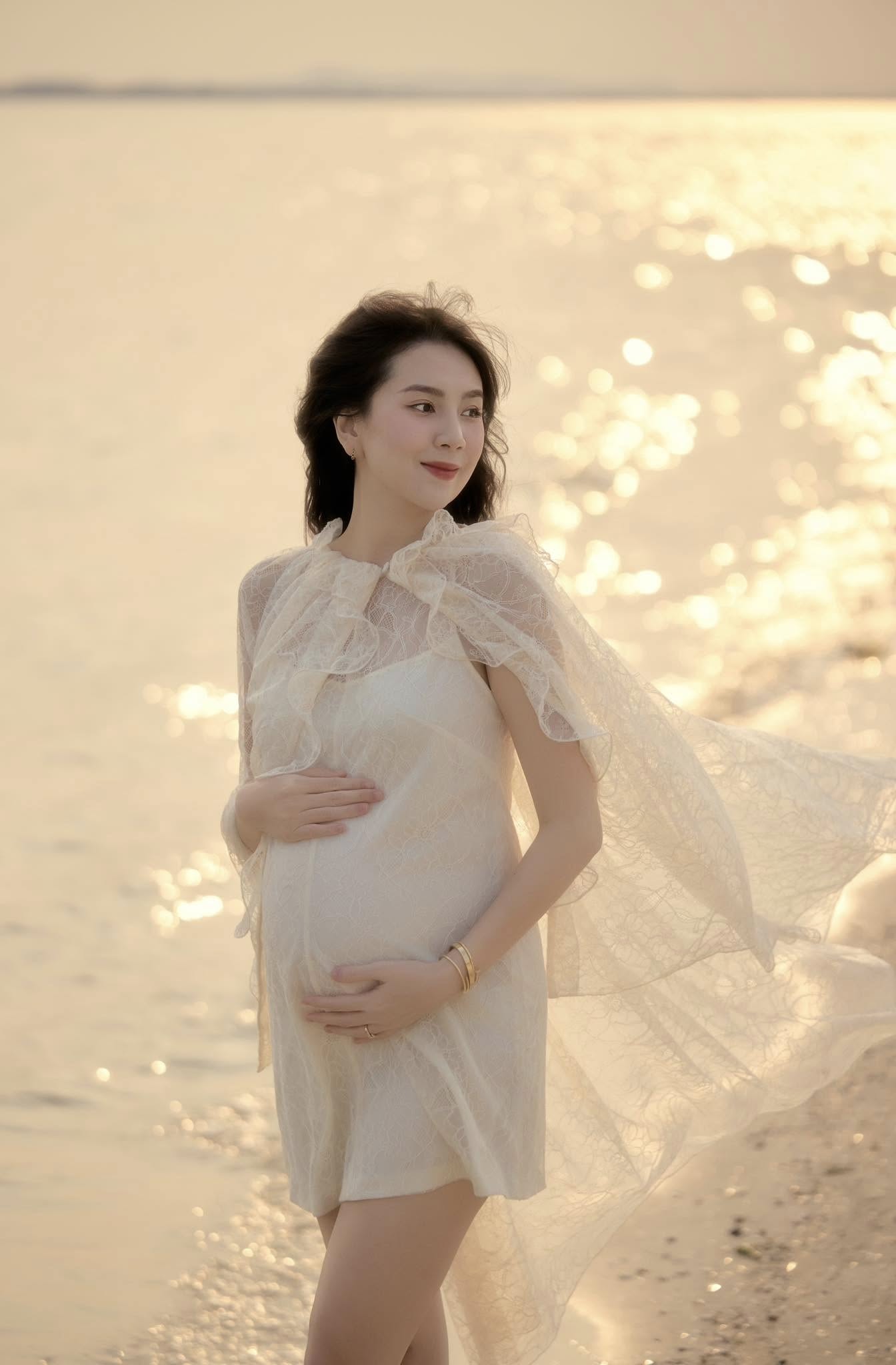 Con trai vừa tr&ograve;n 1 tuổi, Mai Ngọc bất ngờ đăng ảnh bầu- Ảnh 4.