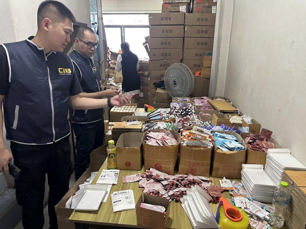 Đột k&iacute;ch 5 căn nh&agrave;, c&ocirc;ng an ph&aacute;t hiện đường d&acirc;y sản xuất mỹ phẩm giả do người Trung Quốc điều h&agrave;nh, tịch thu hơn 700.000 sản phẩm- Ảnh 1.