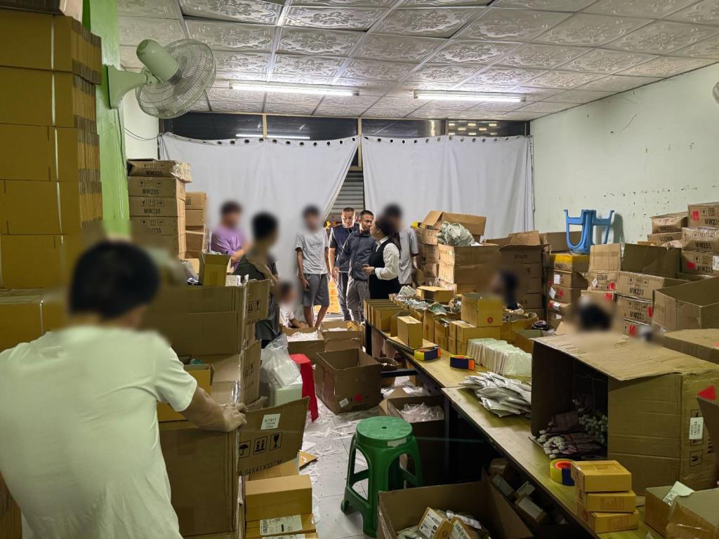 Đột k&iacute;ch 5 căn nh&agrave;, c&ocirc;ng an ph&aacute;t hiện đường d&acirc;y sản xuất mỹ phẩm giả do người Trung Quốc điều h&agrave;nh, tịch thu hơn 700.000 sản phẩm- Ảnh 2.