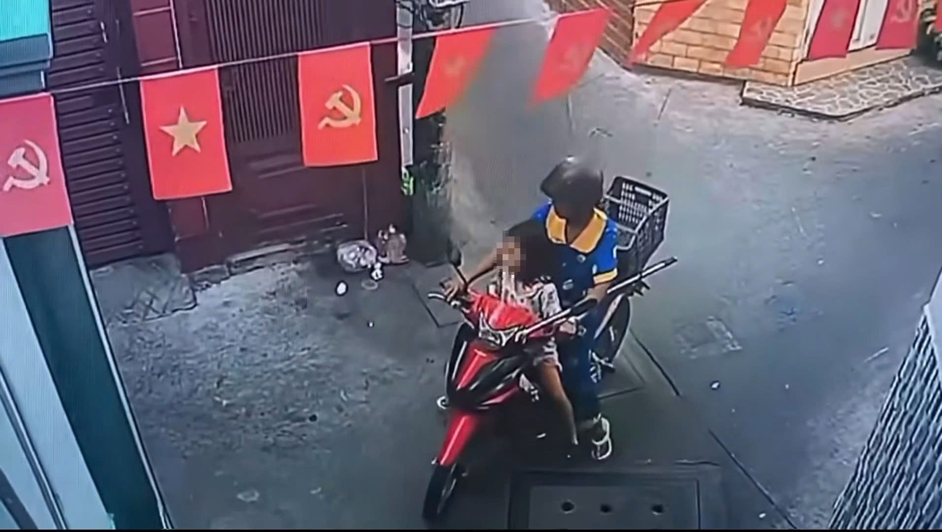 C&ocirc;ng an bắt người phụ nữ  - Ảnh 1.