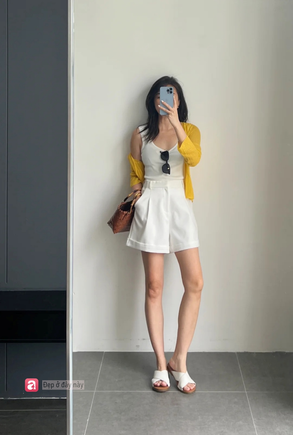 Mặc m&atilde;i kh&ocirc;ng ch&aacute;n: V&igrave; sao &aacute;o hai d&acirc;y trắng lu&ocirc;n c&oacute; chỗ trong tủ đồ của c&aacute;c c&ocirc; g&aacute;i c&oacute; gu? - Ảnh 10.