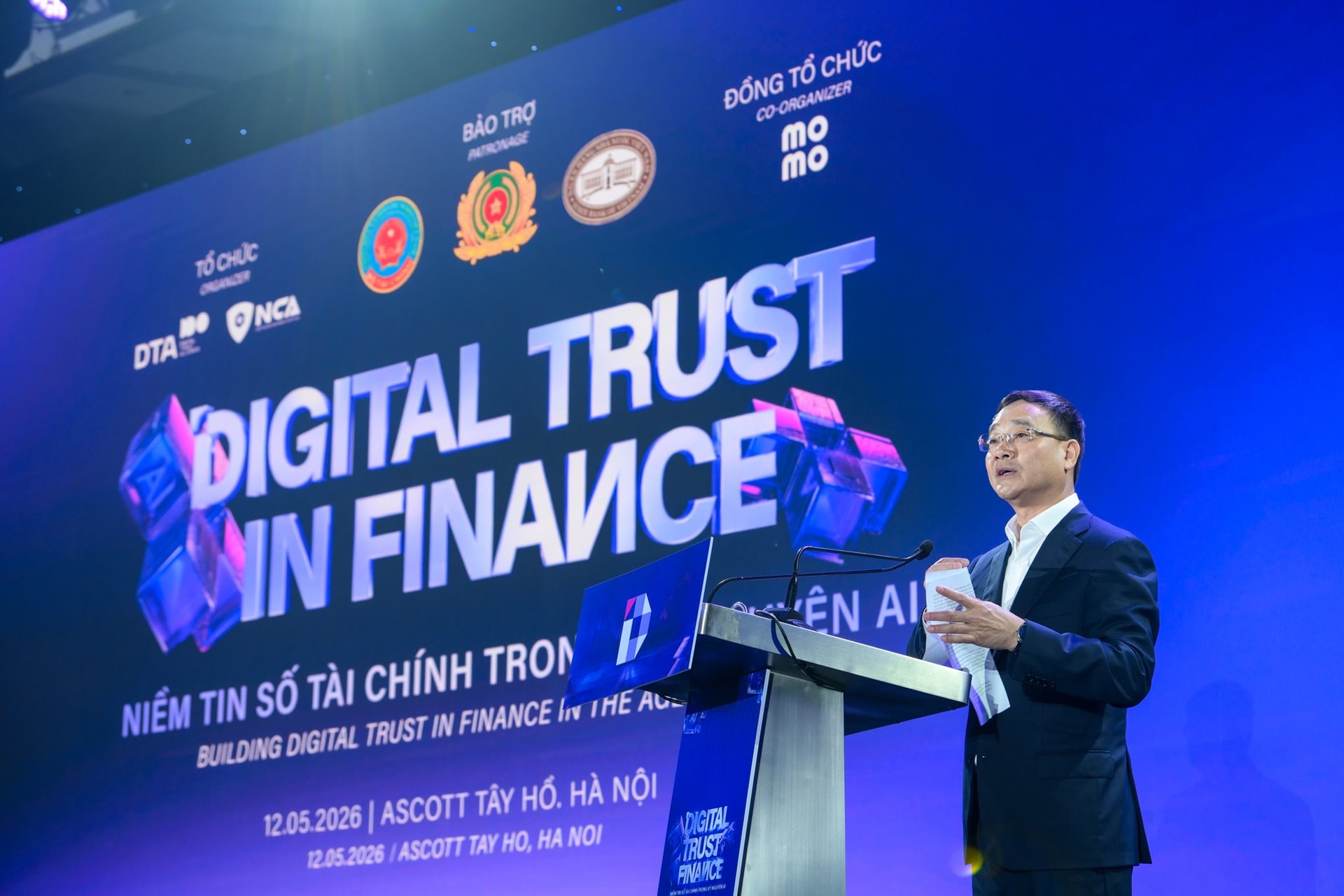 Thứ trưởng Bộ C&ocirc;ng an: &ldquo;C&aacute;c phương thức lừa đảo, chiếm đoạt t&agrave;i sản ng&agrave;y c&agrave;ng tinh vi, c&oacute; tổ chức, sự hỗ trợ của c&ocirc;ng nghệ AI đ&atilde; tạo ra những &ldquo;niềm tin giả&rdquo; rất kh&oacute; nhận diện&rdquo;- Ảnh 1.