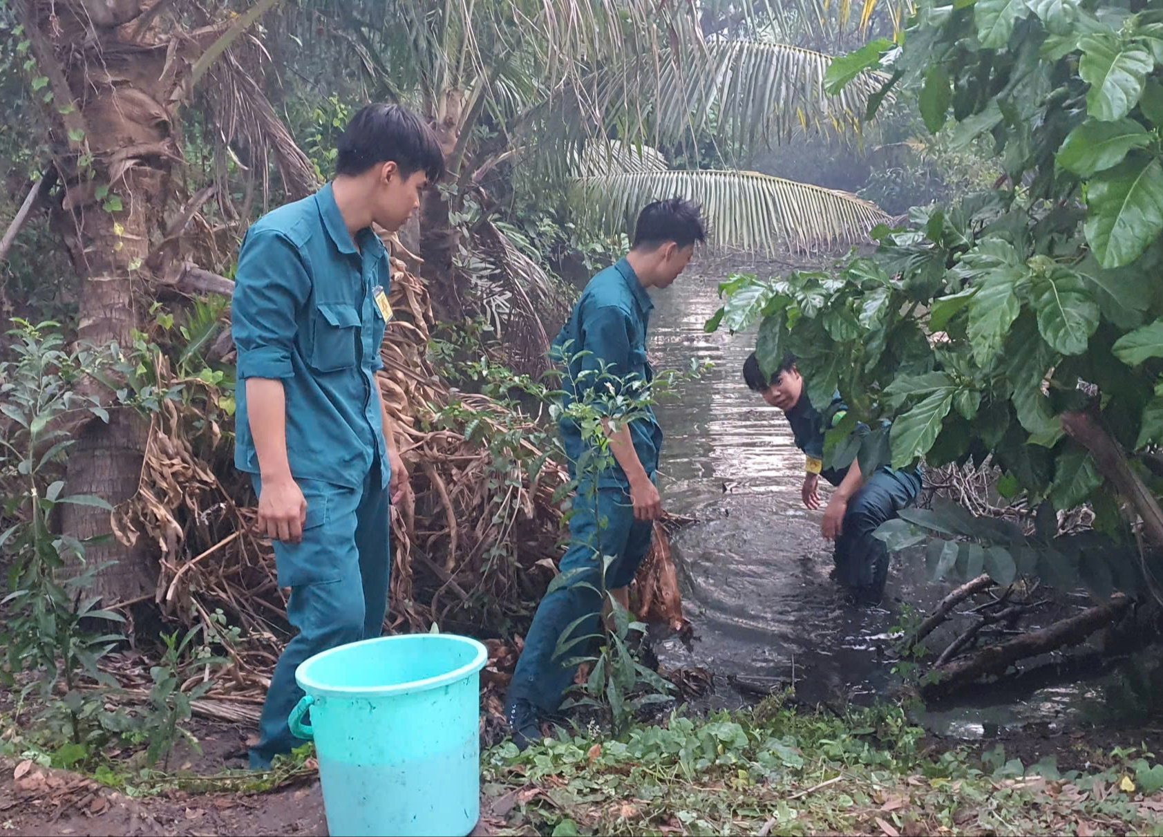 Người d&acirc;n đốt r&aacute;c g&acirc;y ch&aacute;y lớn b&atilde;i cỏ ở TPHCM - Ảnh 5.