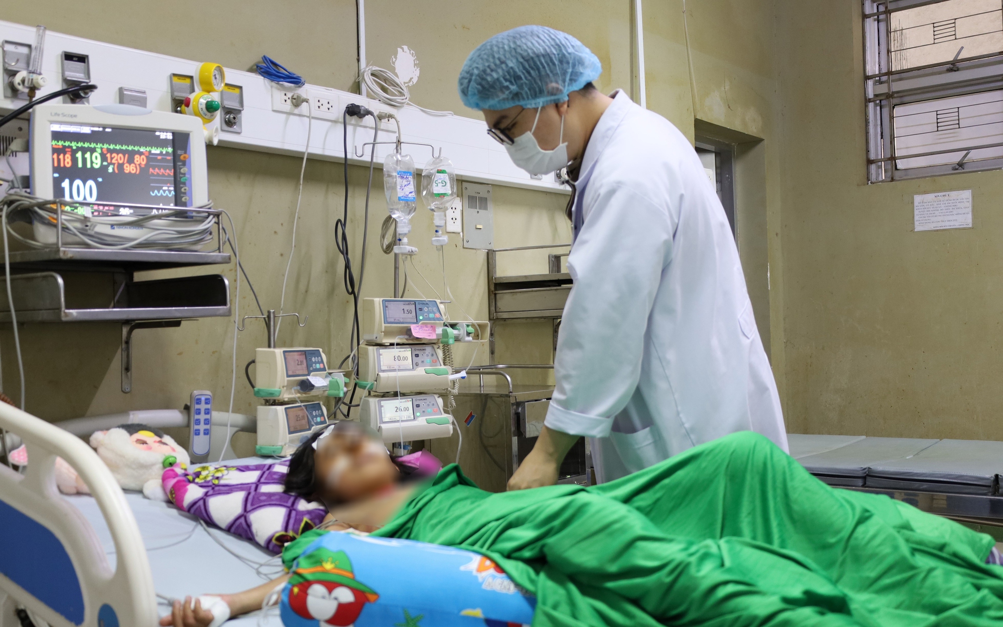 Một học sinh ở C&agrave; Mau bị ong v&ograve; vẽ đốt hơn 70 vết - Ảnh 1.